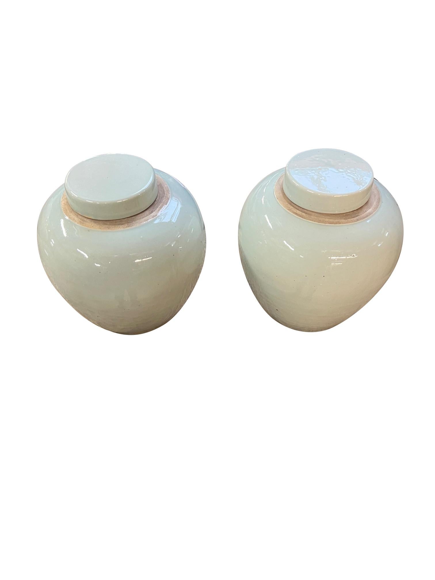 Vaso cinese contemporaneo con coperchio.
Colore celeste pallido.
Due disponibili e venduti singolarmente.