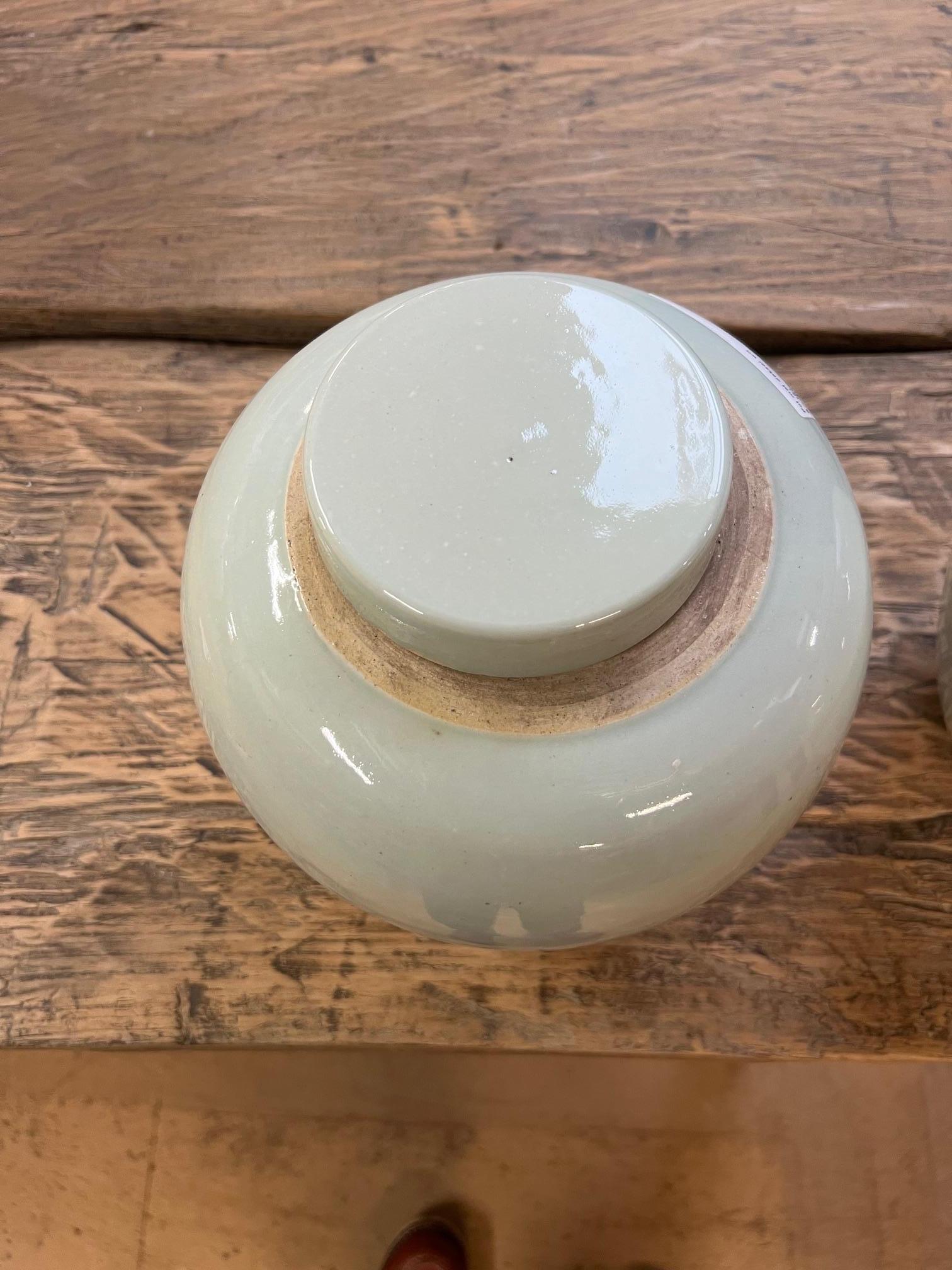 Vaso con coperchio in celadon pallido, Cina, Contemporaneo In condizioni Nuovo in vendita a New York, NY