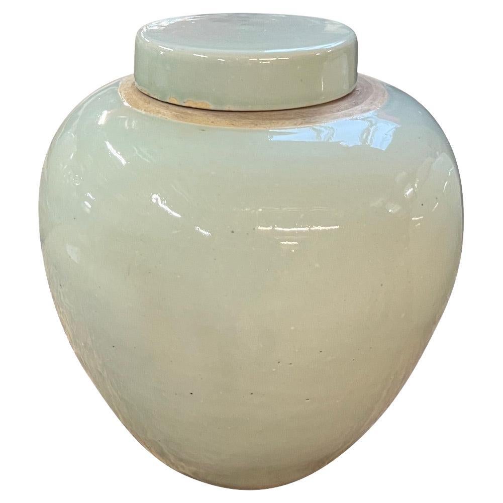 Vaso con coperchio in celadon pallido, Cina, Contemporaneo