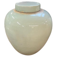 Vaso con coperchio in celadon pallido, Cina, Contemporaneo