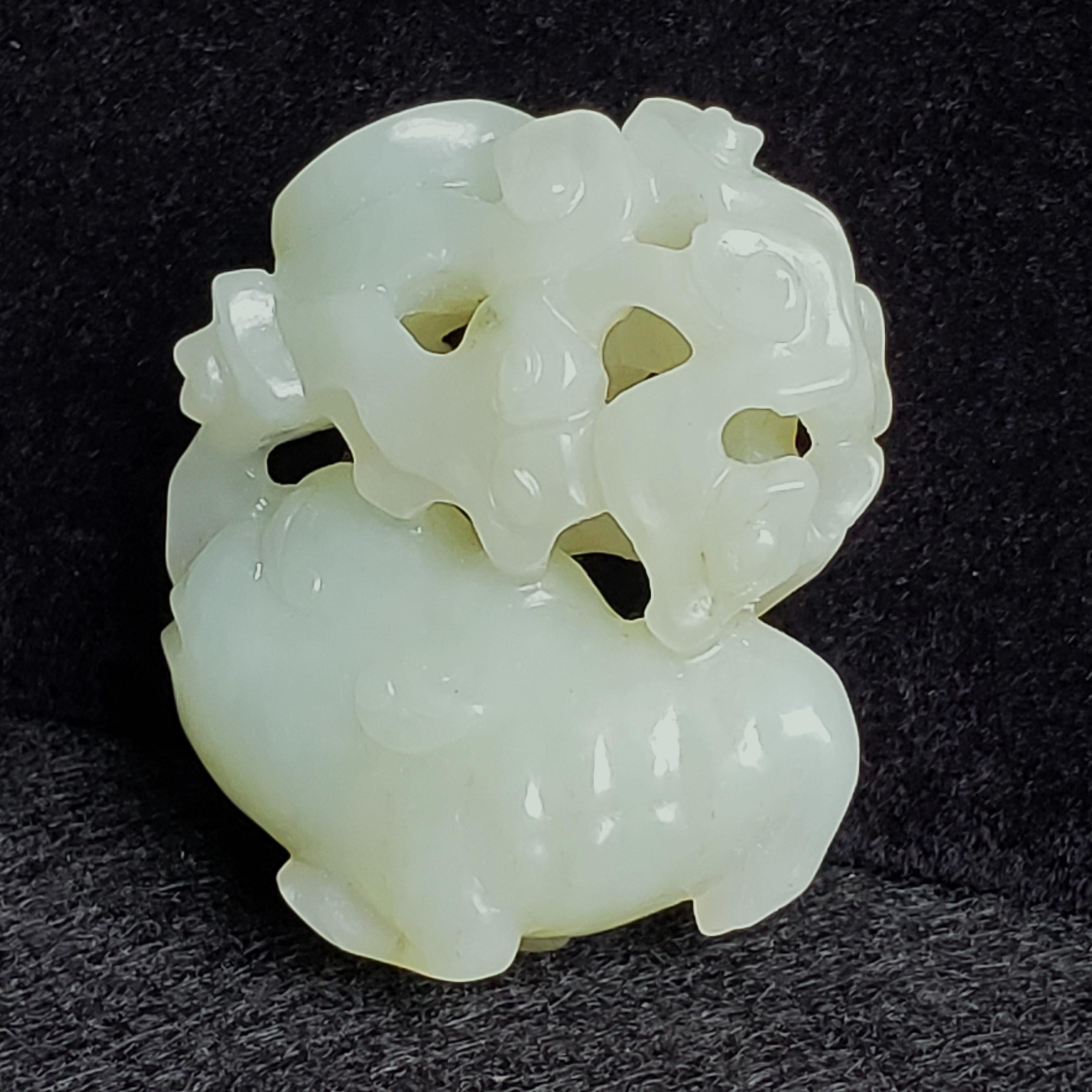 Animale mitico e nuvola in celadon pallido in vendita 6