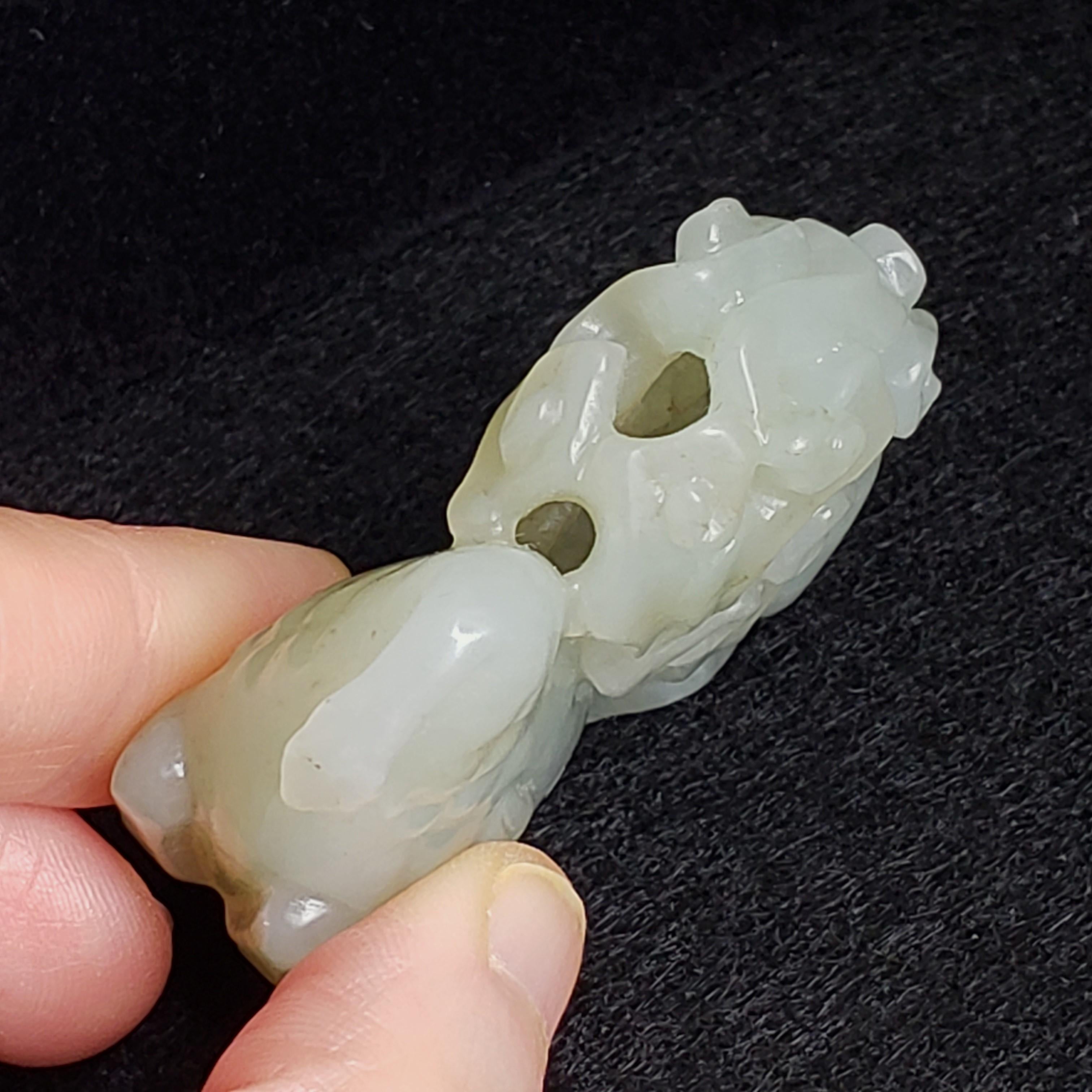 Animale mitico e nuvola in celadon pallido in vendita 11