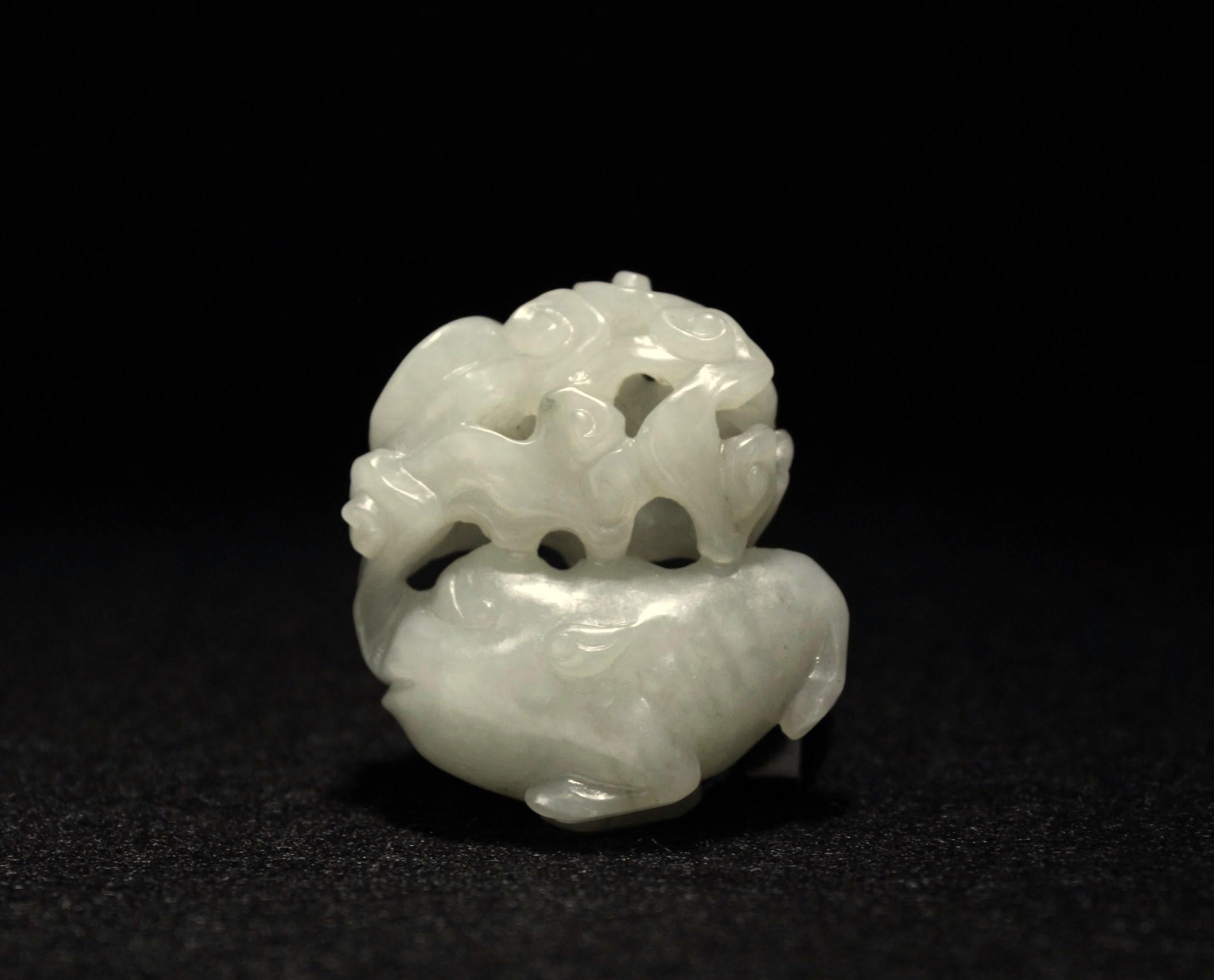 Animale mitico e nuvola in celadon pallido in vendita 12