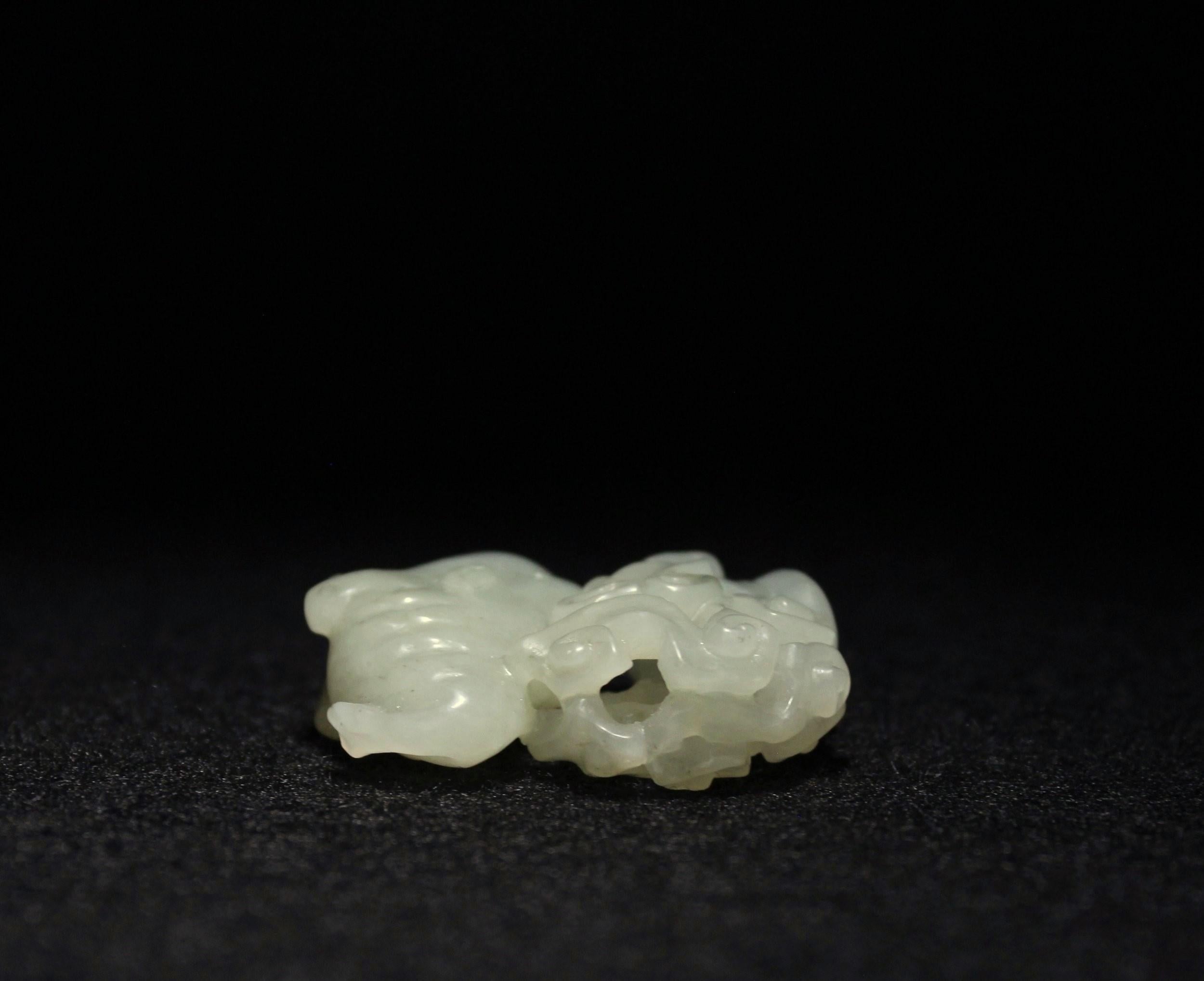 Animale mitico e nuvola in celadon pallido in vendita 14