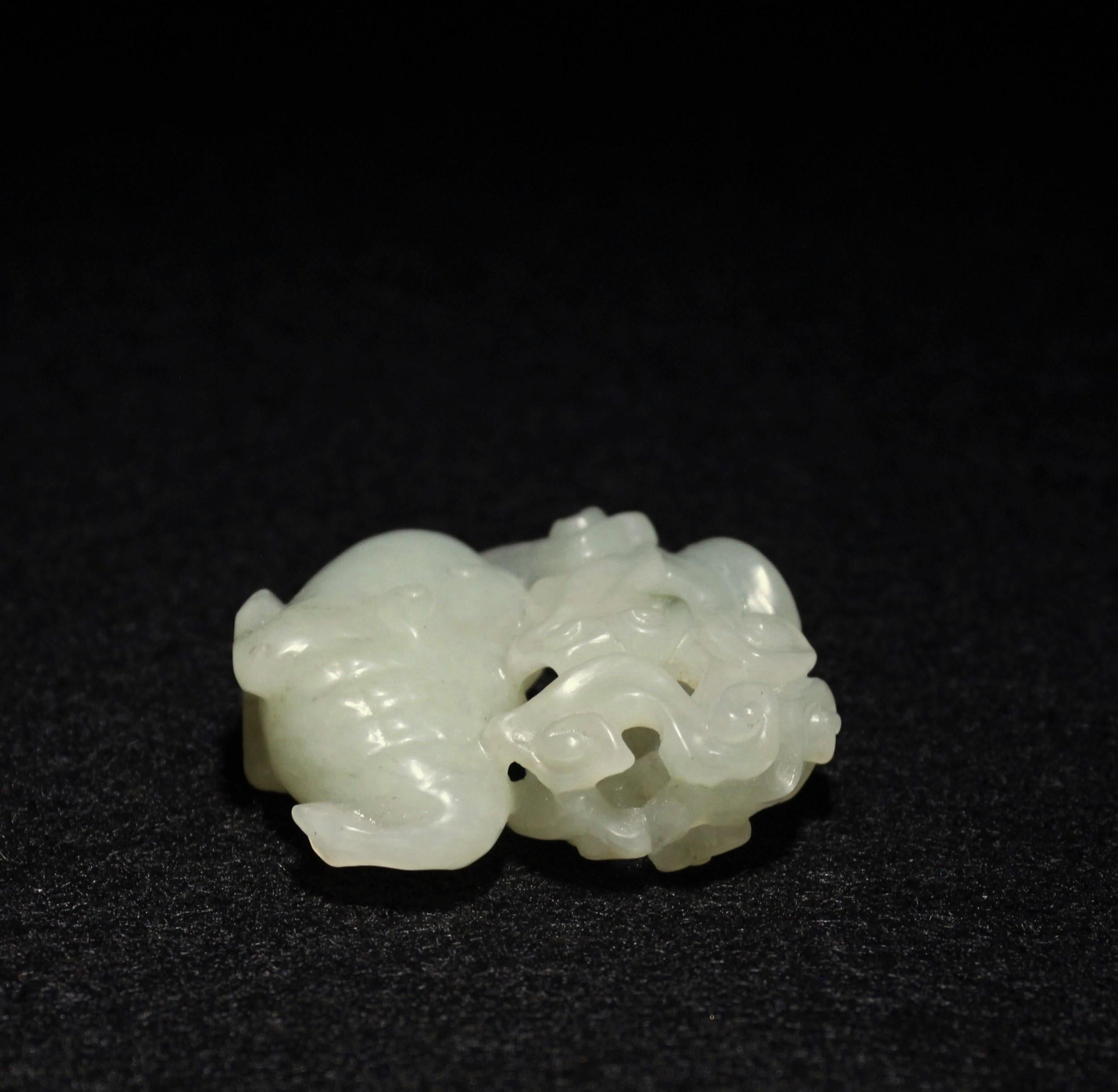 Animale mitico e nuvola in celadon pallido in vendita 15