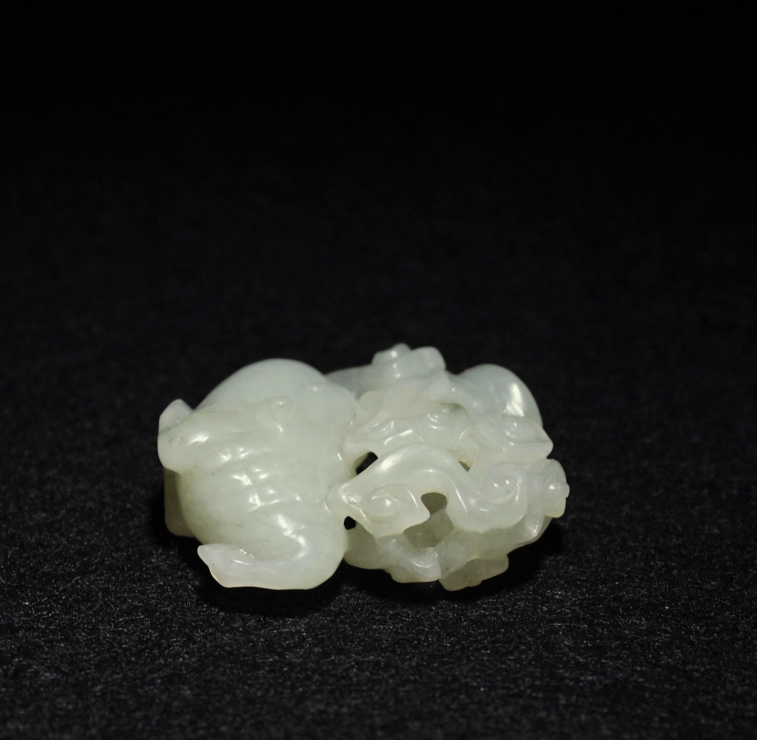 Animale mitico e nuvola in celadon pallido in vendita 1