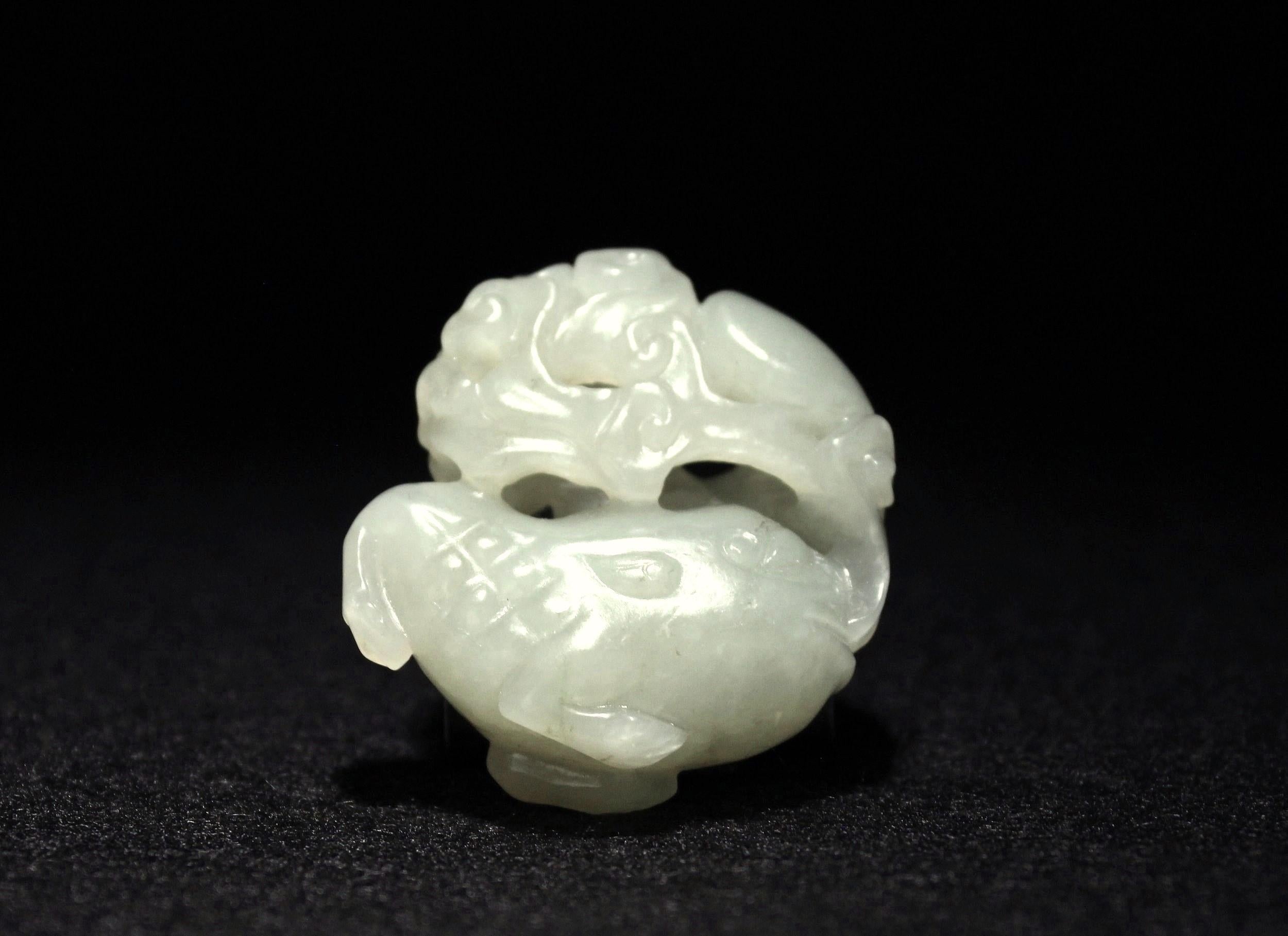 Animale mitico e nuvola in celadon pallido in vendita 2