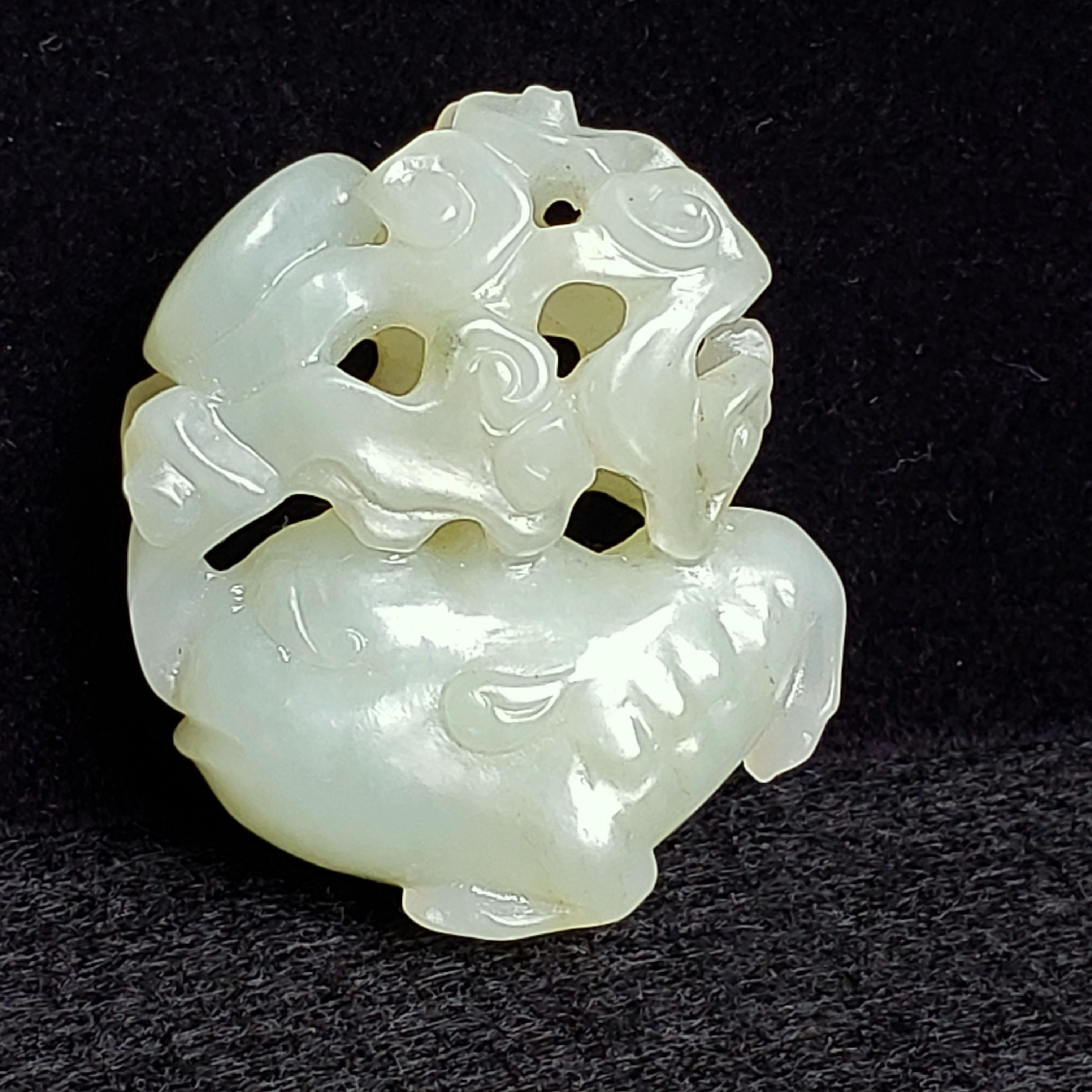 Animale mitico e nuvola in celadon pallido in vendita 3