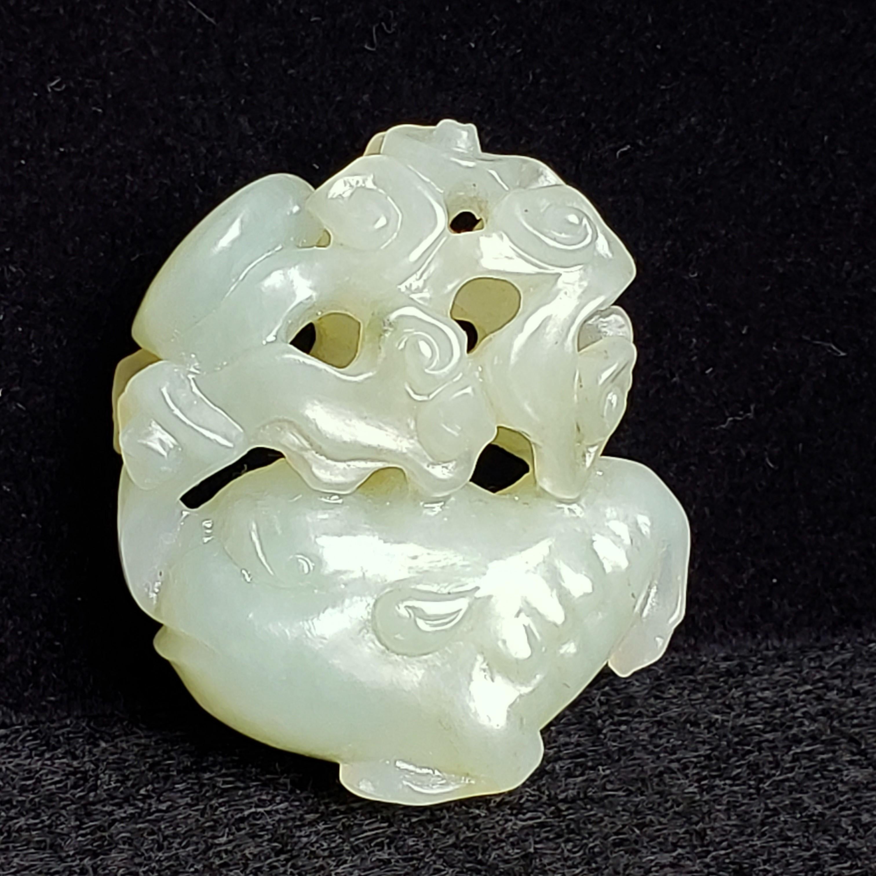 Animale mitico e nuvola in celadon pallido in vendita 4