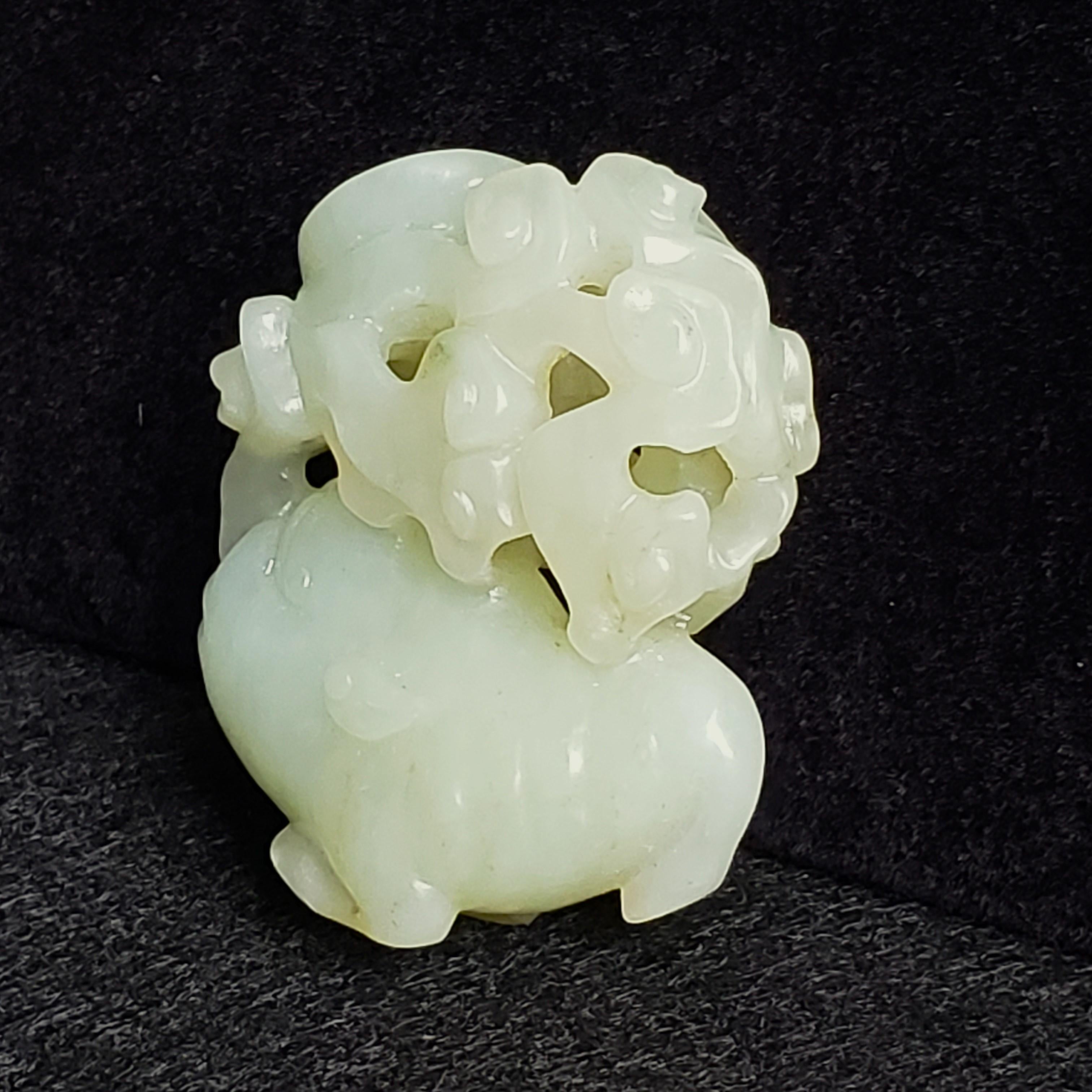 Animale mitico e nuvola in celadon pallido in vendita 5