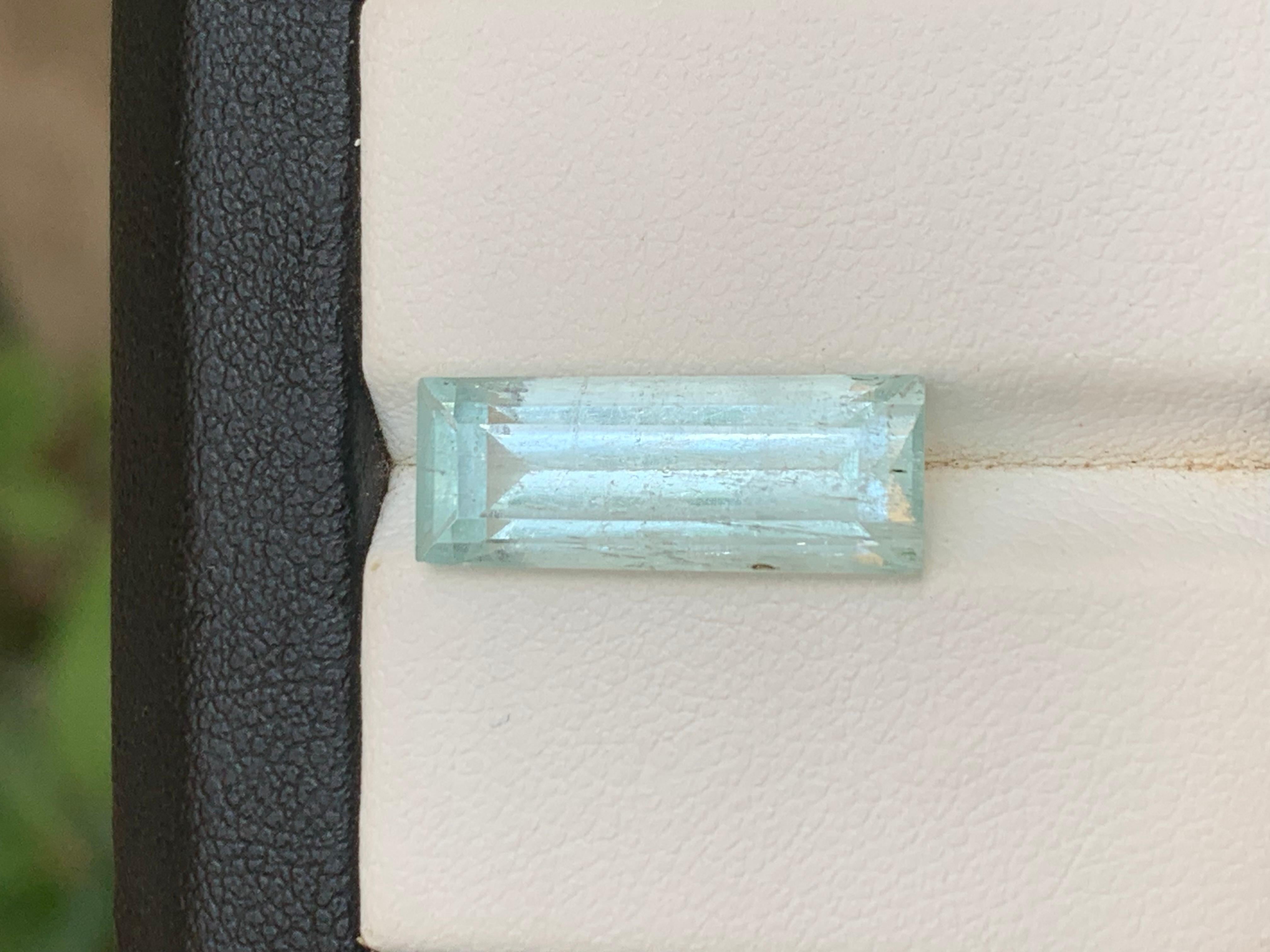 Azul incoloro pálido Anillo de aguamarina natural Piedra suelta 7,11 ct Corte baguette en venta 5