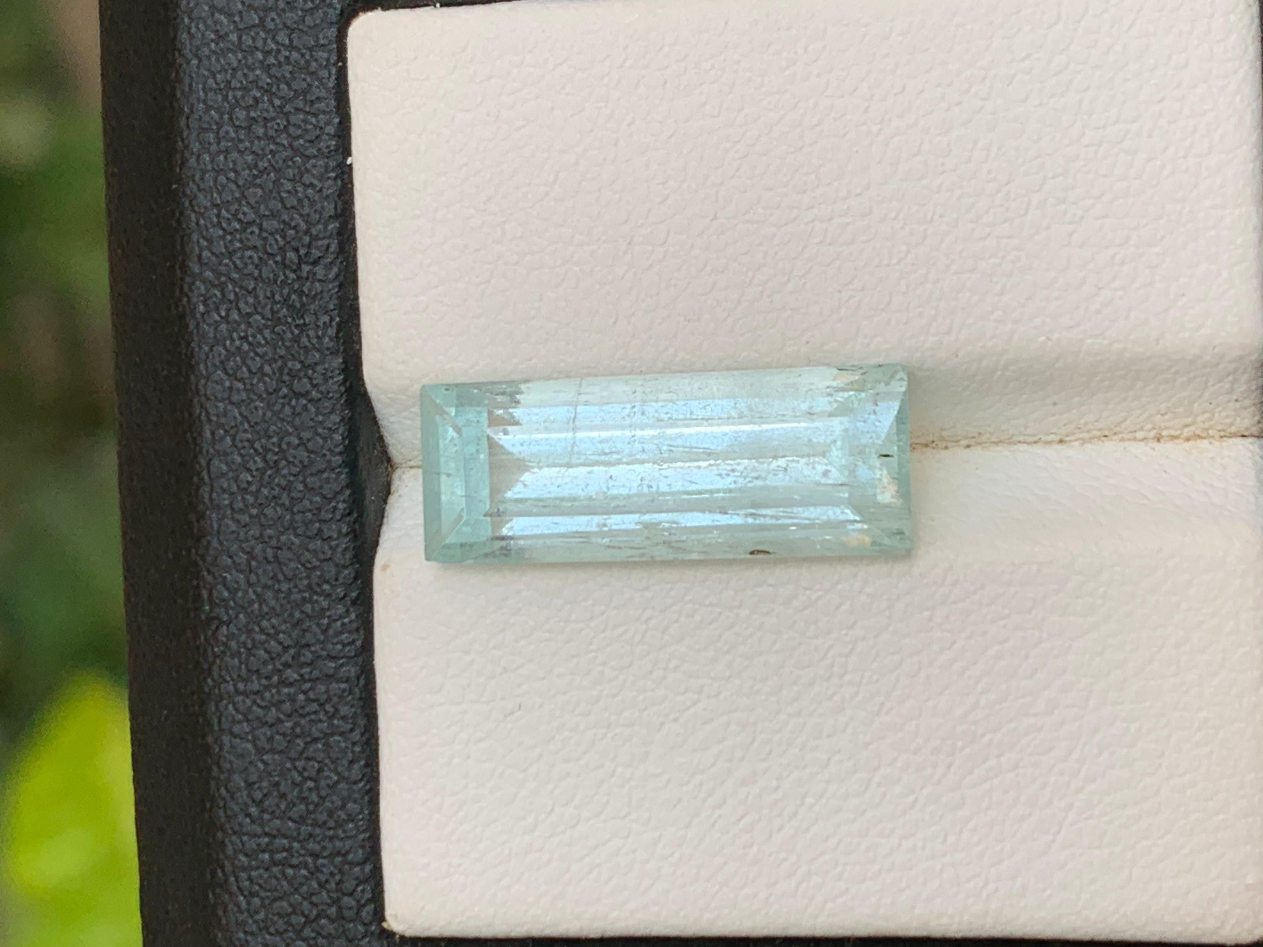 Azul incoloro pálido Anillo de aguamarina natural Piedra suelta 7,11 ct Corte baguette en venta 6