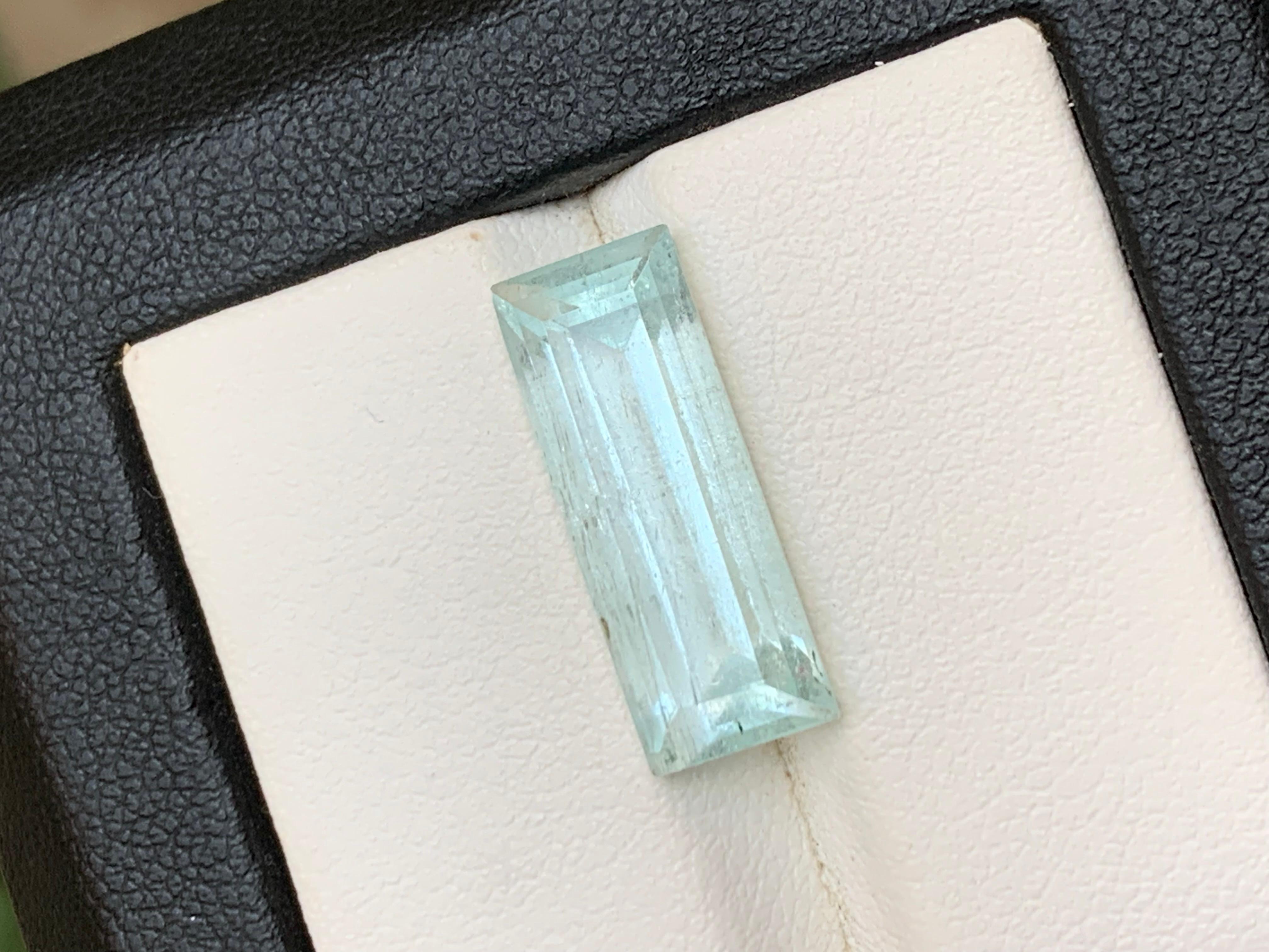 Azul incoloro pálido Anillo de aguamarina natural Piedra suelta 7,11 ct Corte baguette Contemporáneo en venta
