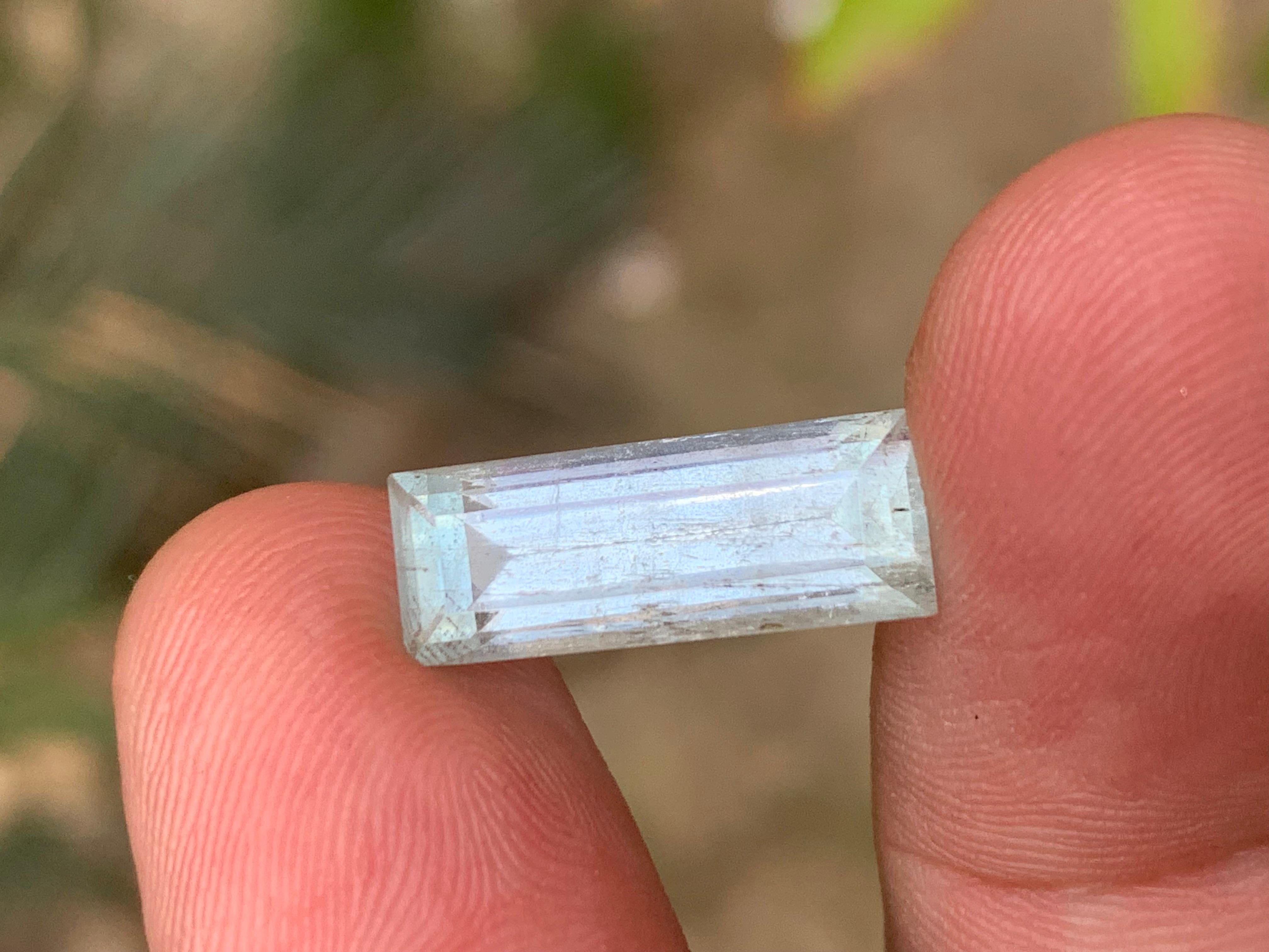 Azul incoloro pálido Anillo de aguamarina natural Piedra suelta 7,11 ct Corte baguette en Nuevo estado para la venta en Peshawar, PK