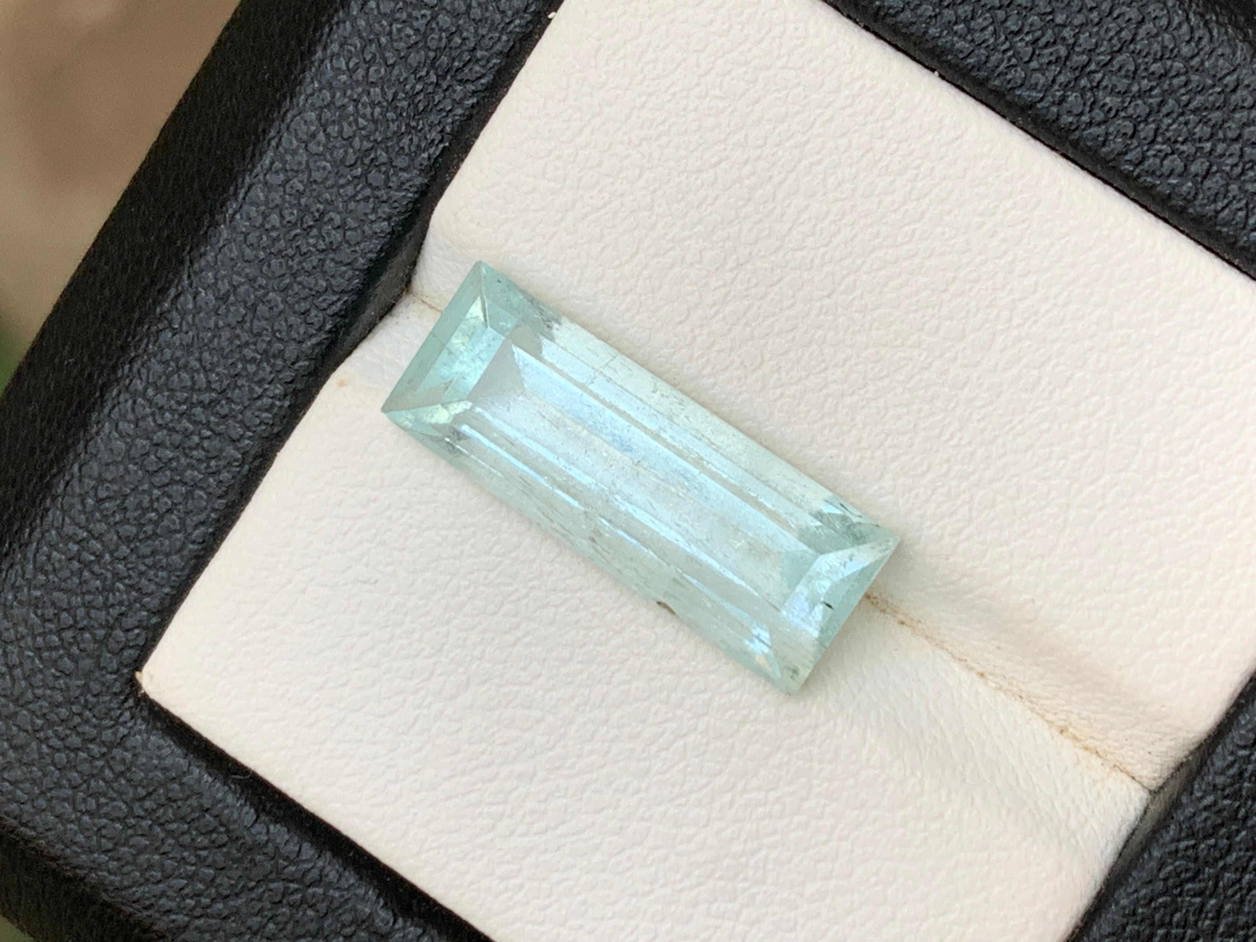 Femenino o masculino Azul incoloro pálido Anillo de aguamarina natural Piedra suelta 7,11 ct Corte baguette en venta