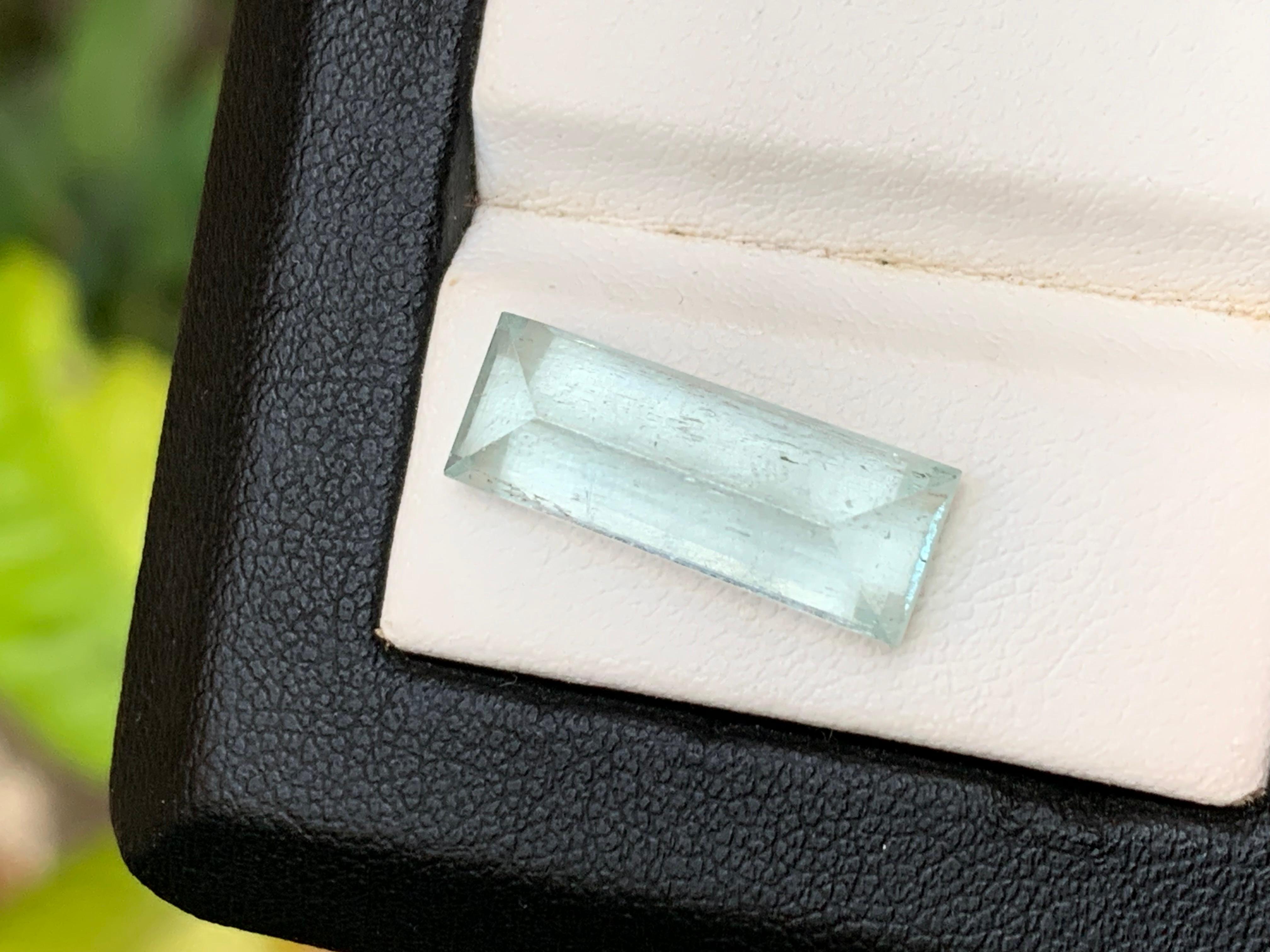 Azul incoloro pálido Anillo de aguamarina natural Piedra suelta 7,11 ct Corte baguette en venta 1