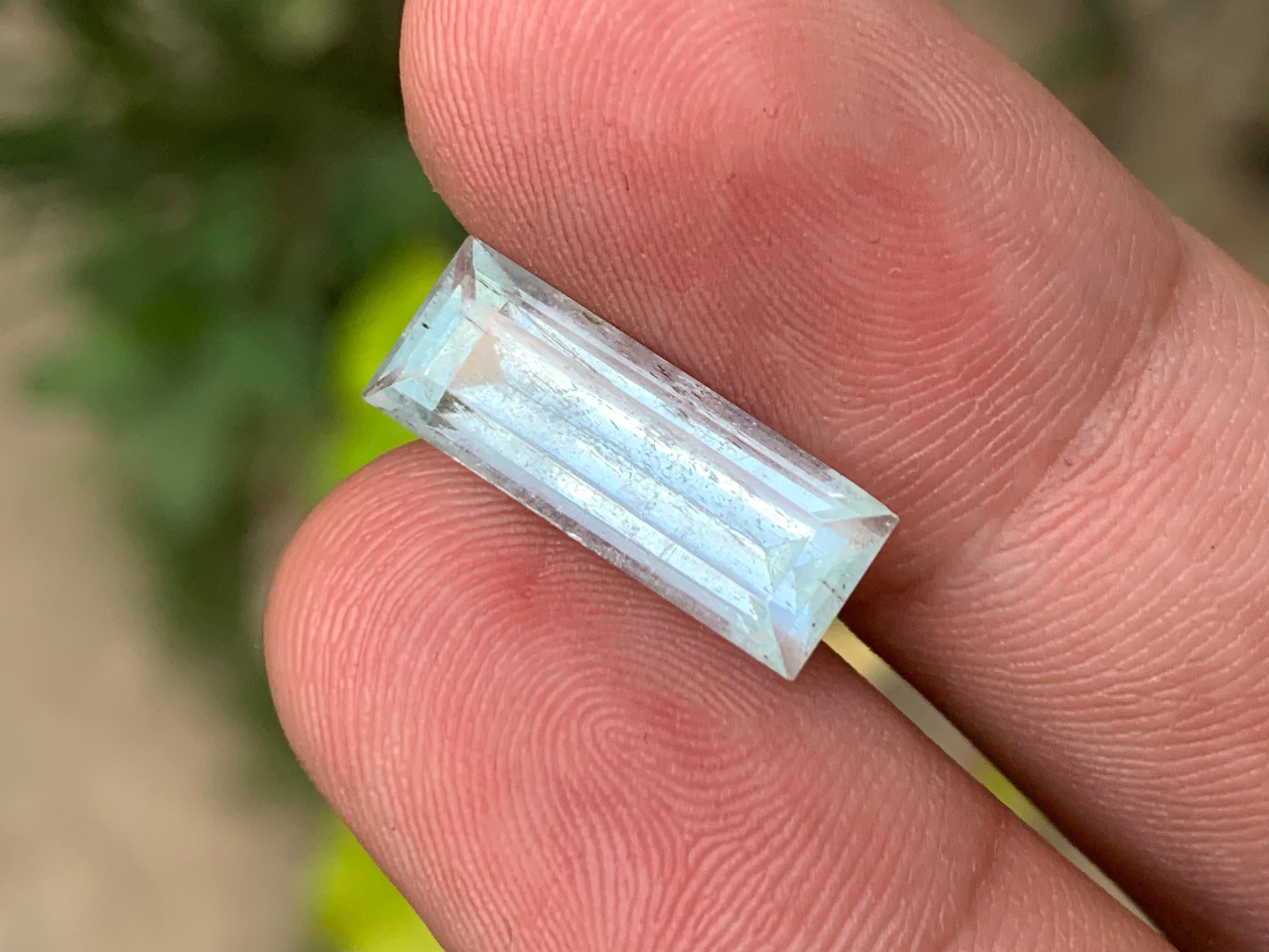Azul incoloro pálido Anillo de aguamarina natural Piedra suelta 7,11 ct Corte baguette en venta 2