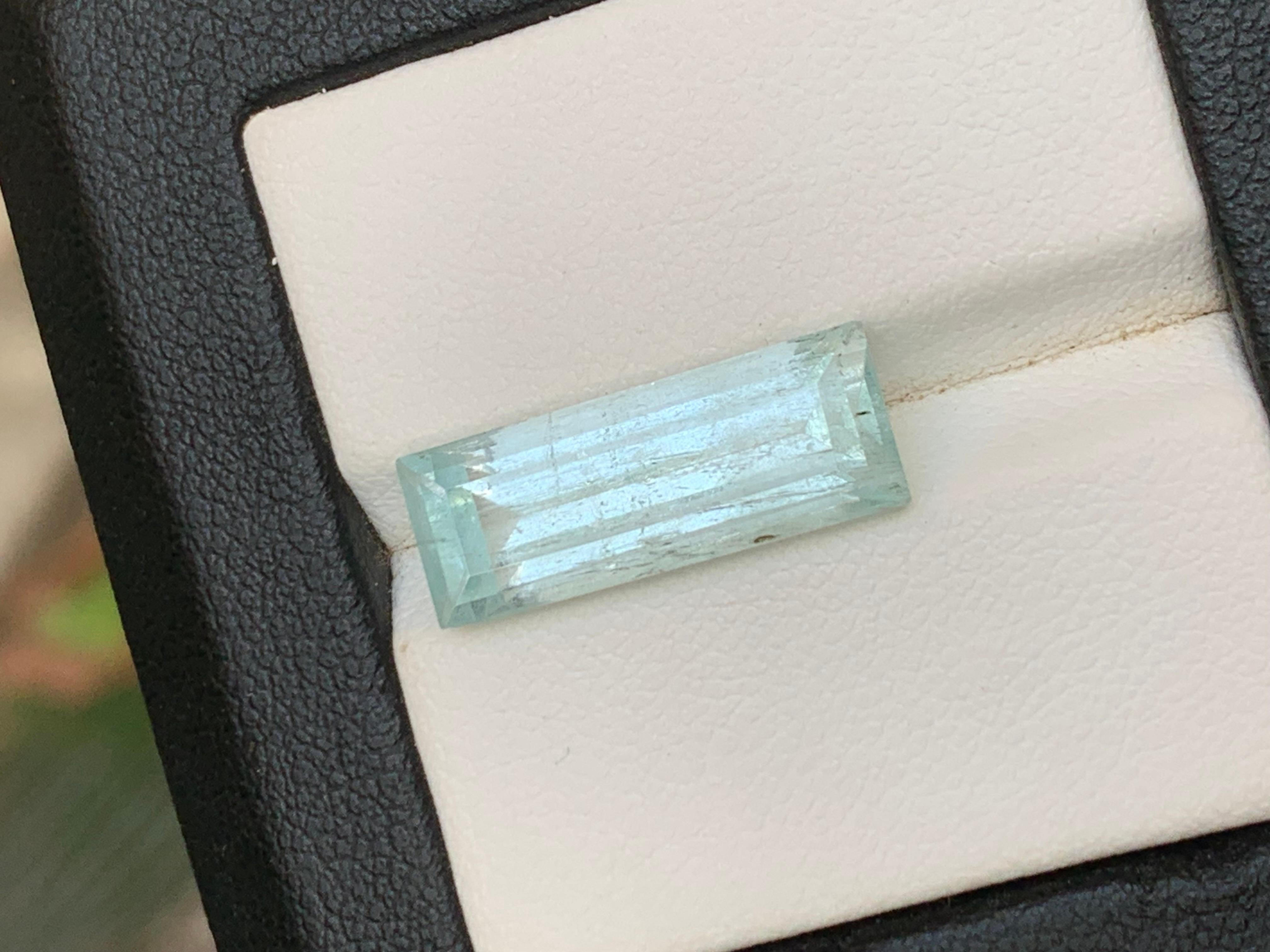 Azul incoloro pálido Anillo de aguamarina natural Piedra suelta 7,11 ct Corte baguette en venta 4
