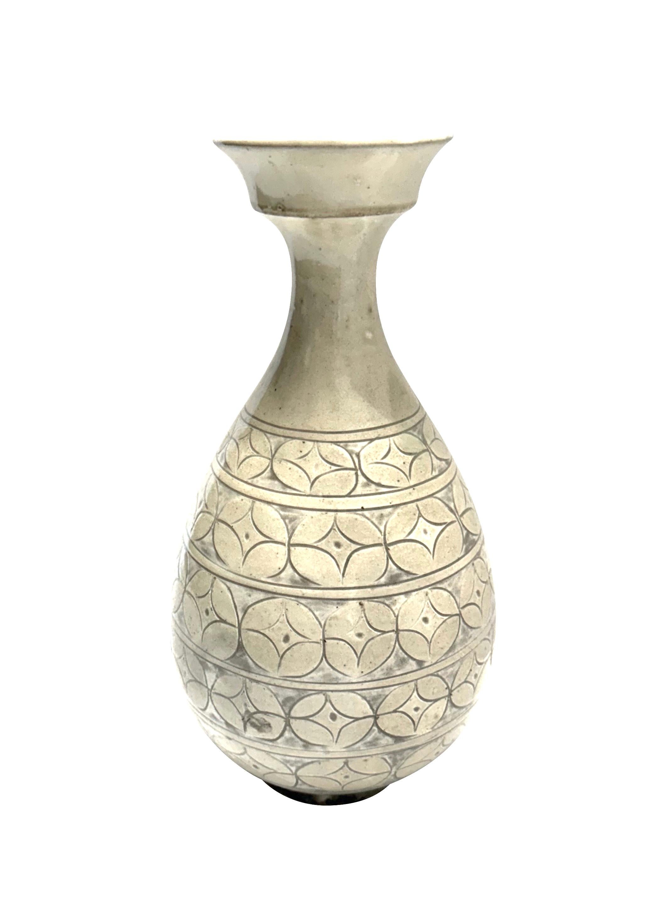 Vase chinois contemporain avec motif géométrique à la base.
Ouverture en forme de coupe.
Couleur crème pâle avec des accents gris.
Fait partie d'une grande collection