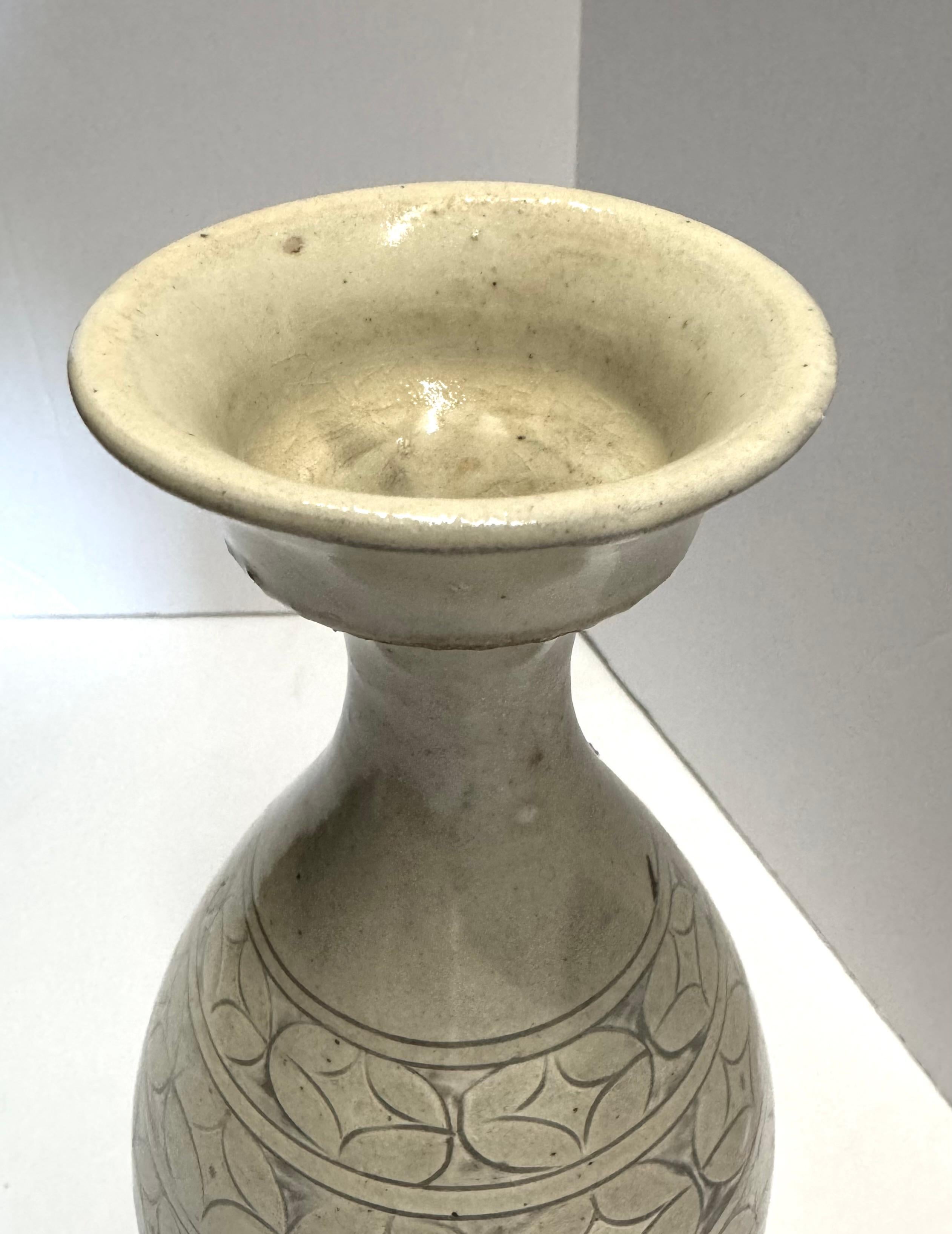 Chinois Vase en forme de coupe, glaçure crème pâle à motif géométrique, Chine, contemporain en vente