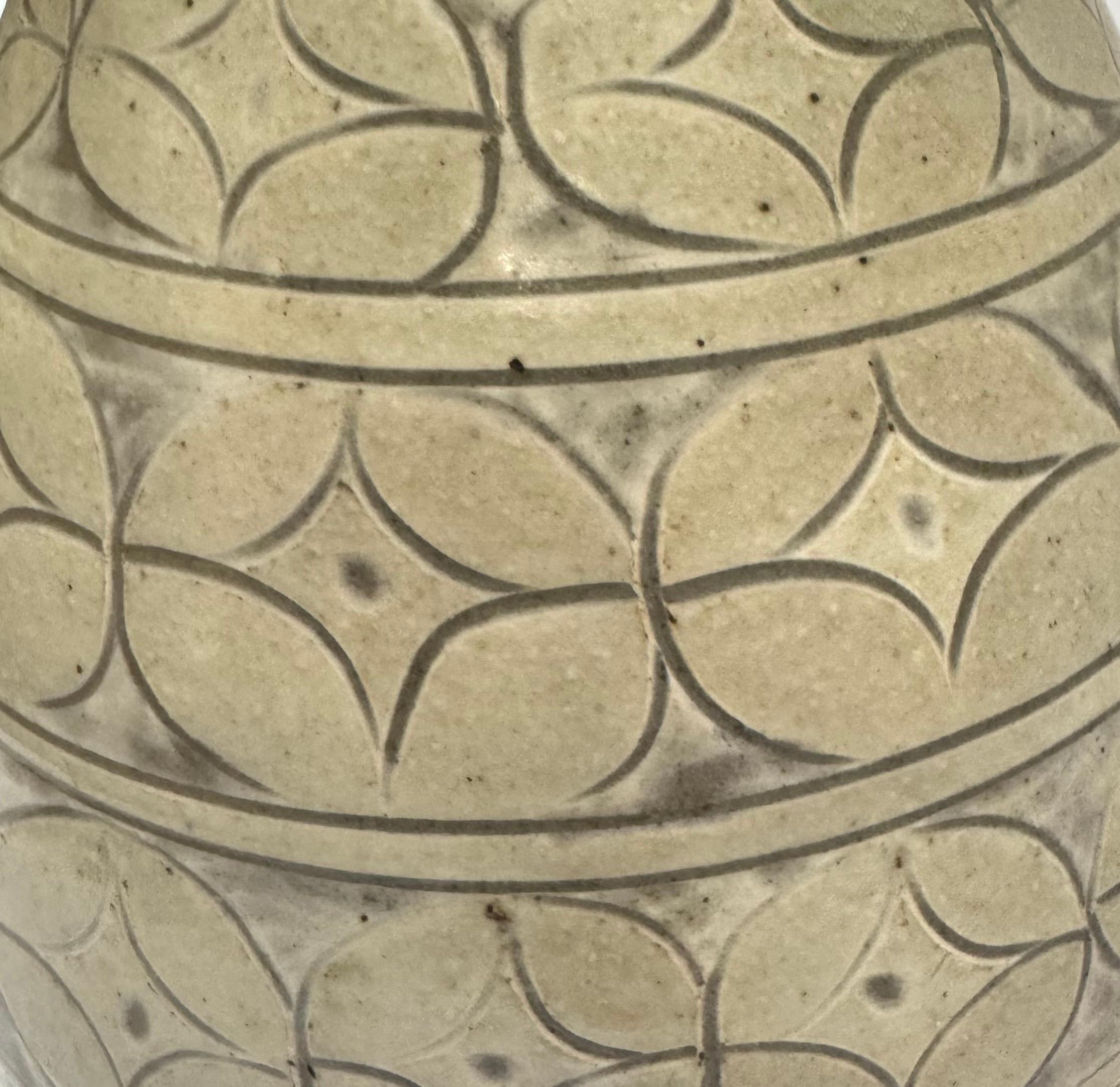 Vase en forme de coupe, glaçure crème pâle à motif géométrique, Chine, contemporain Neuf - En vente à New York, NY
