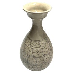 Jarrón con forma de copa y esmalte color crema pálido, China, Contemporáneo