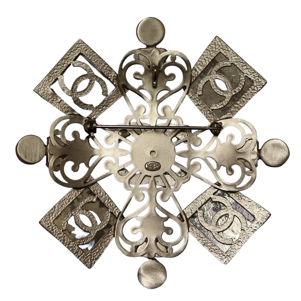 Wonderful Chanel brooch in pale gold, a stunning piece of jewelry!

Condition : very good
Made in France
Materials : metal, resin, pearls, strass
Color : gold, mother-of-pearl
Dimensions : diameter 8cm
Stamp : yes
Year : fall-winter 2006