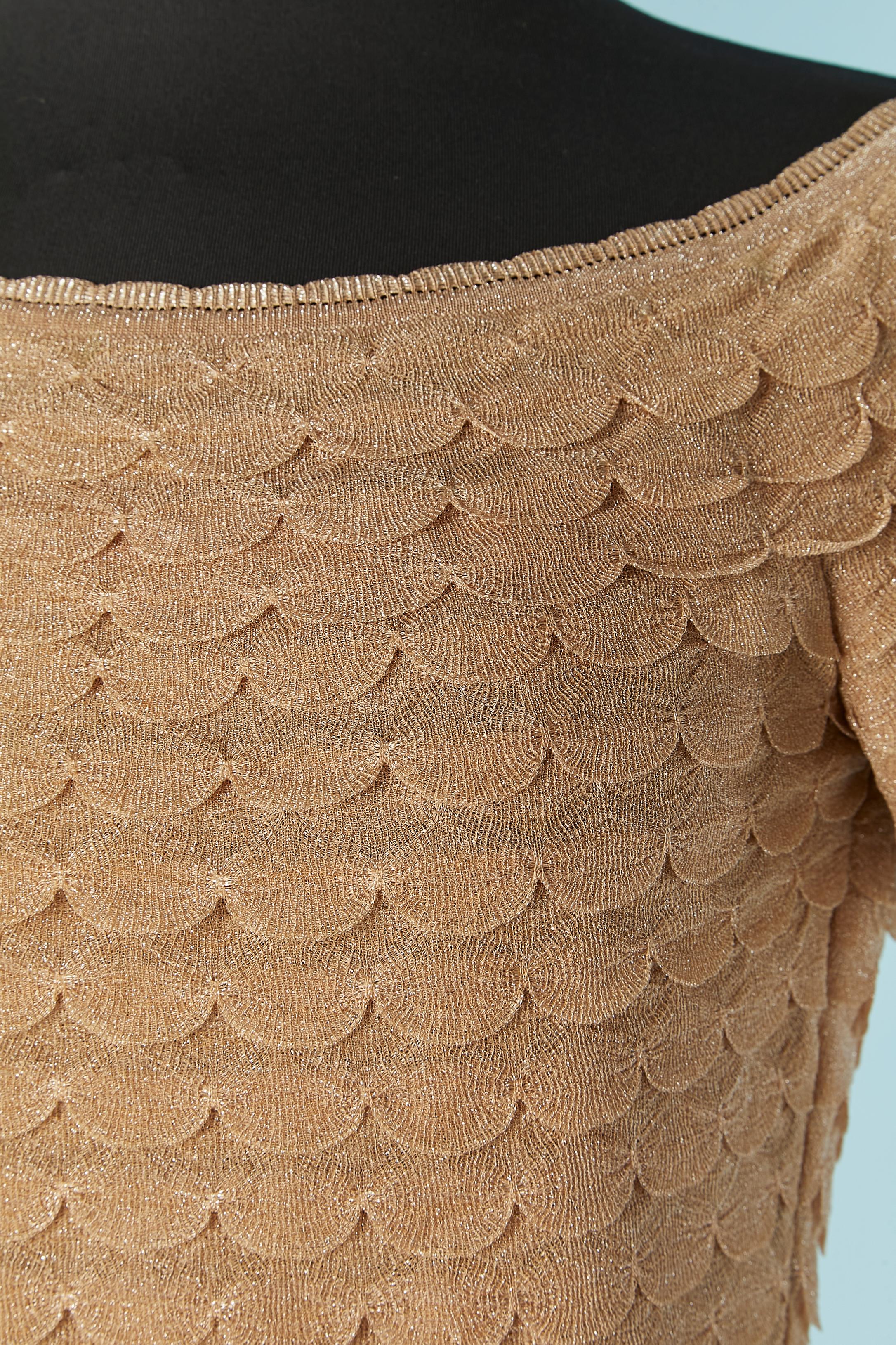 Conjunto de top y falda de punto de lúrex dorado pálido con efecto escamas. Composición del punto: 80% cupro, 18% poliéster, 1% elastán, 1% poliamida. 
TALLA 38 (Fr) 6 (US) 