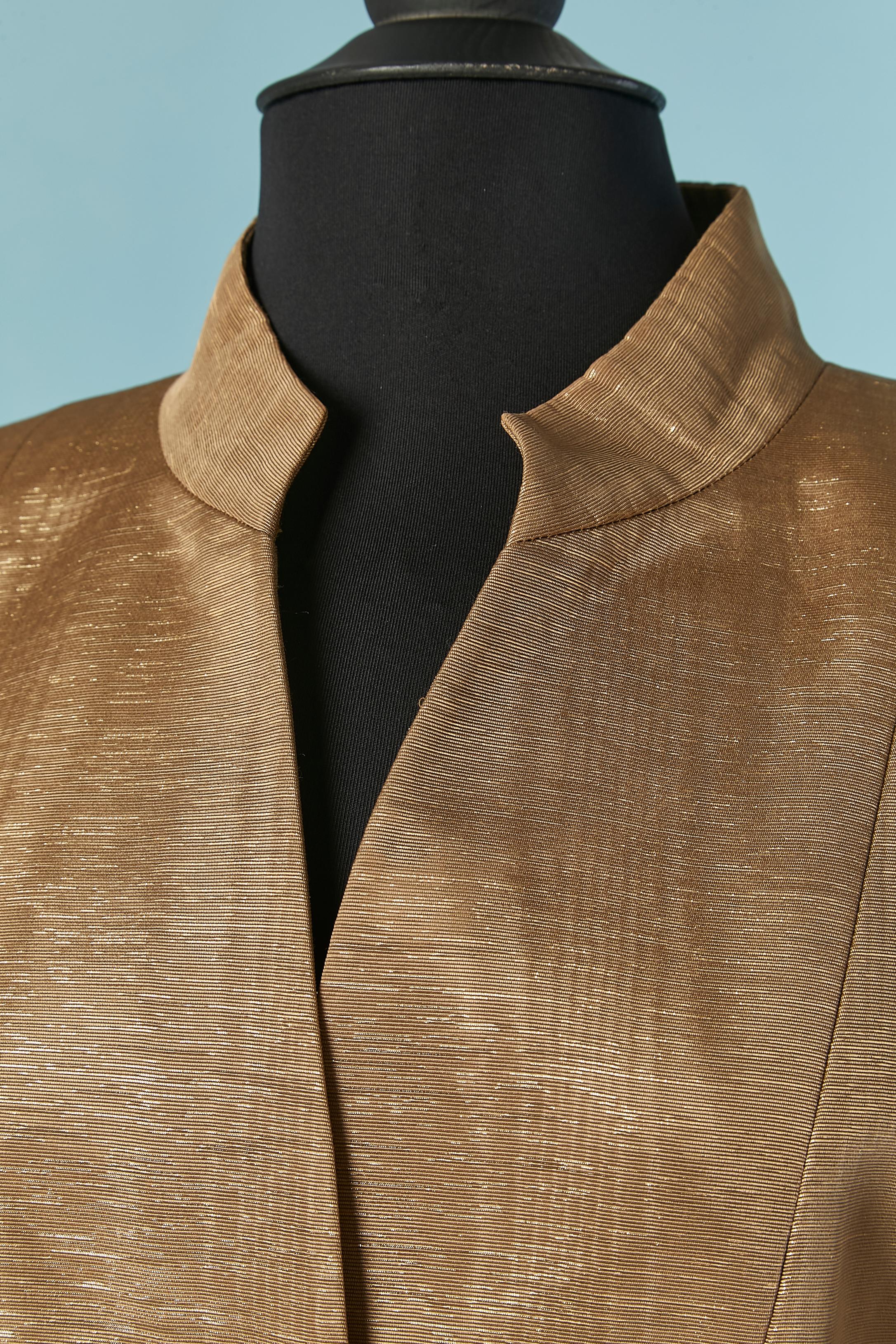 Pale gold lurex skirt-suit . Main fabric composition: 56% rayon, 38% cotton, 6% polyester. Lining composition: acetate & rayon. 
Shoulder pad. Bow on the middle back. Button and buttonhole closure on the middle front
SIZE 40 (Fr) M 
