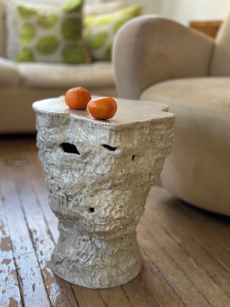 Americano tavolo da cocktail in ceramica grigio chiaro con superficie fortemente strutturata in vendita