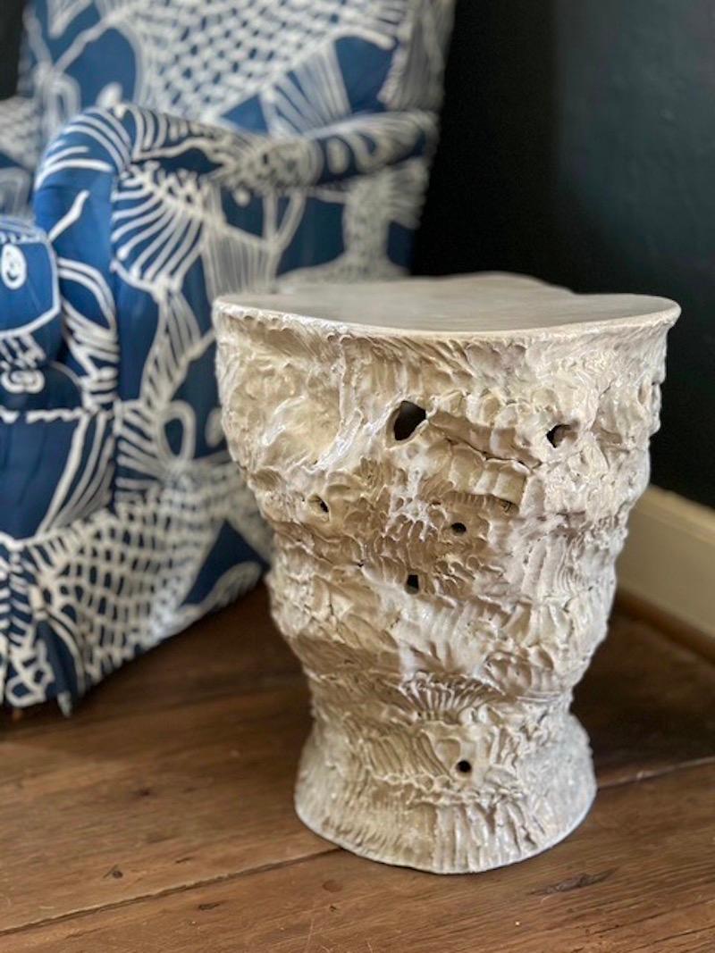 tavolo da cocktail in ceramica grigio chiaro con superficie fortemente strutturata In condizioni Nuovo in vendita a Charlottesville, VA