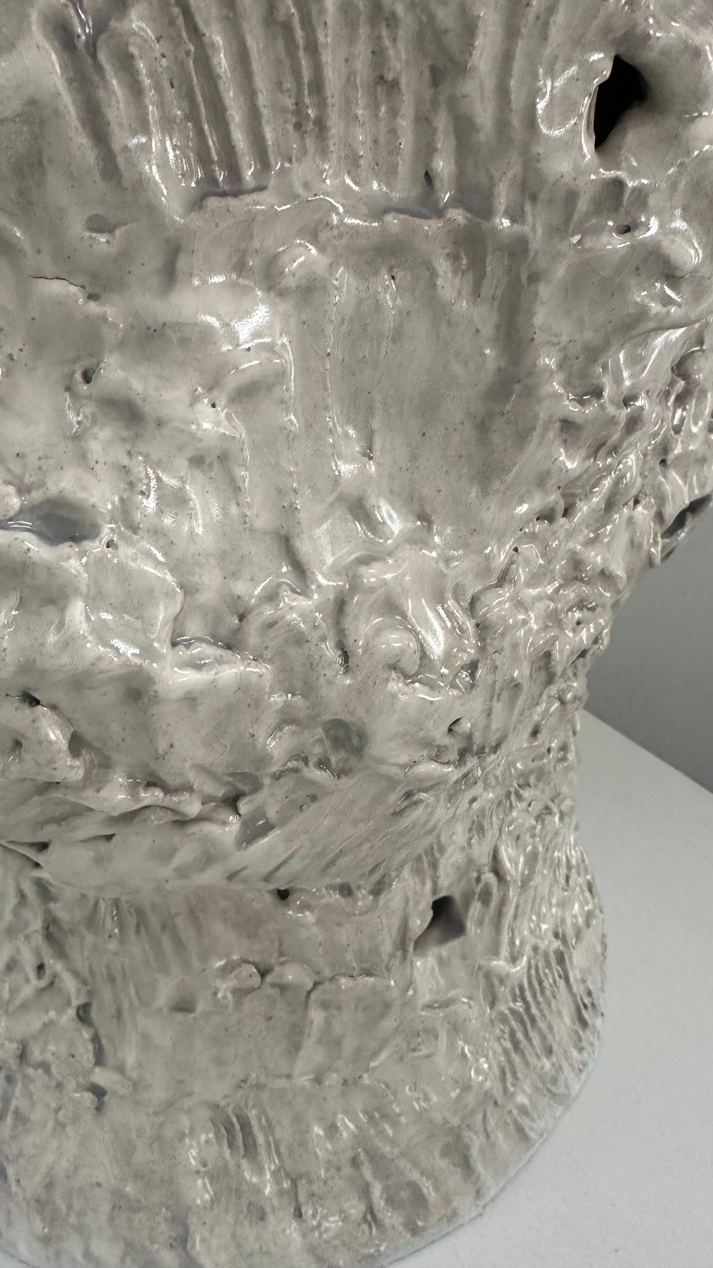 Ceramica tavolo da cocktail in ceramica grigio chiaro con superficie fortemente strutturata in vendita
