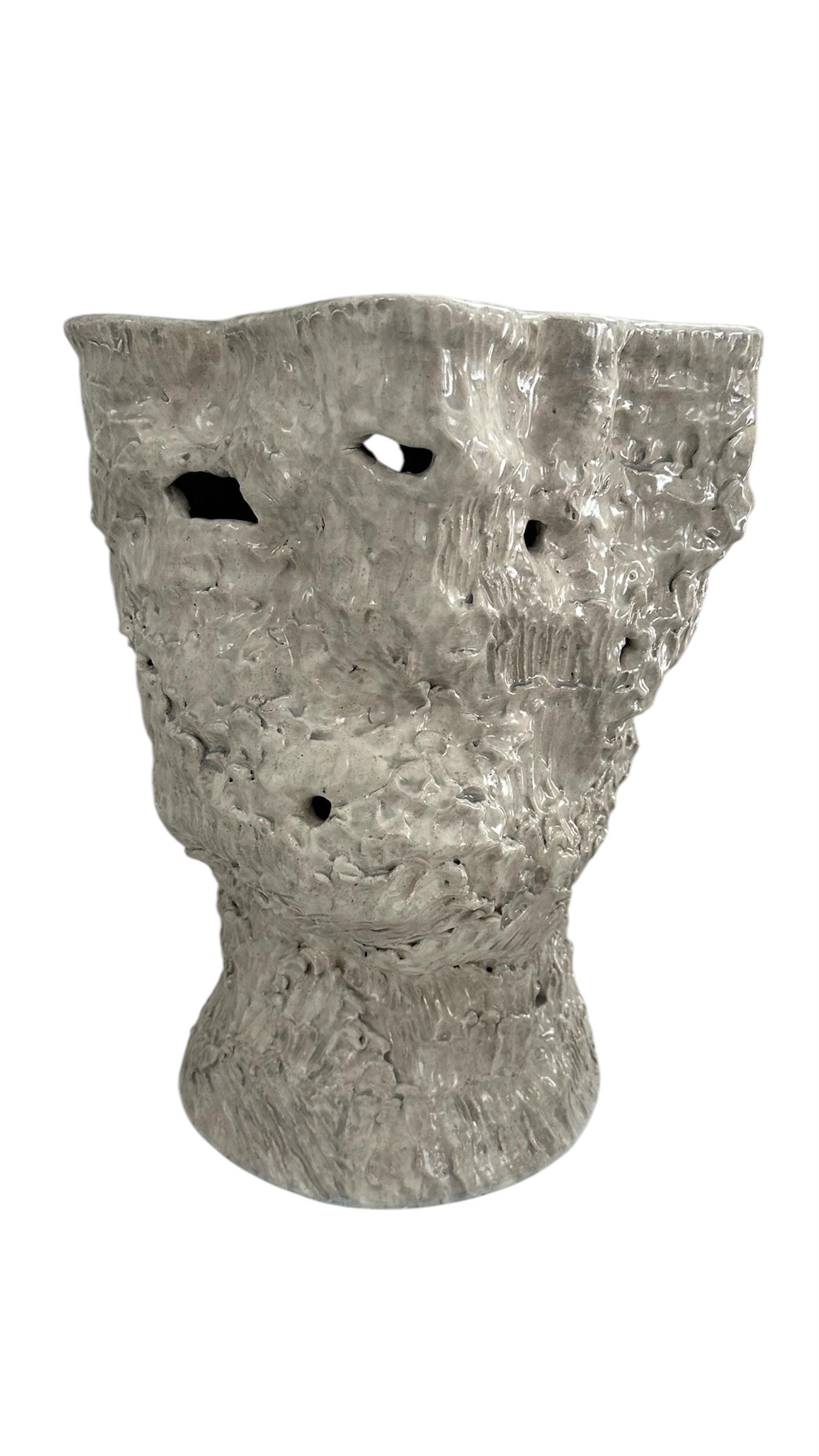 tavolo da cocktail in ceramica grigio chiaro con superficie fortemente strutturata in vendita 1
