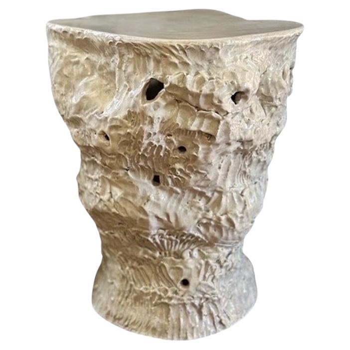 tavolo da cocktail in ceramica grigio chiaro con superficie fortemente strutturata in vendita