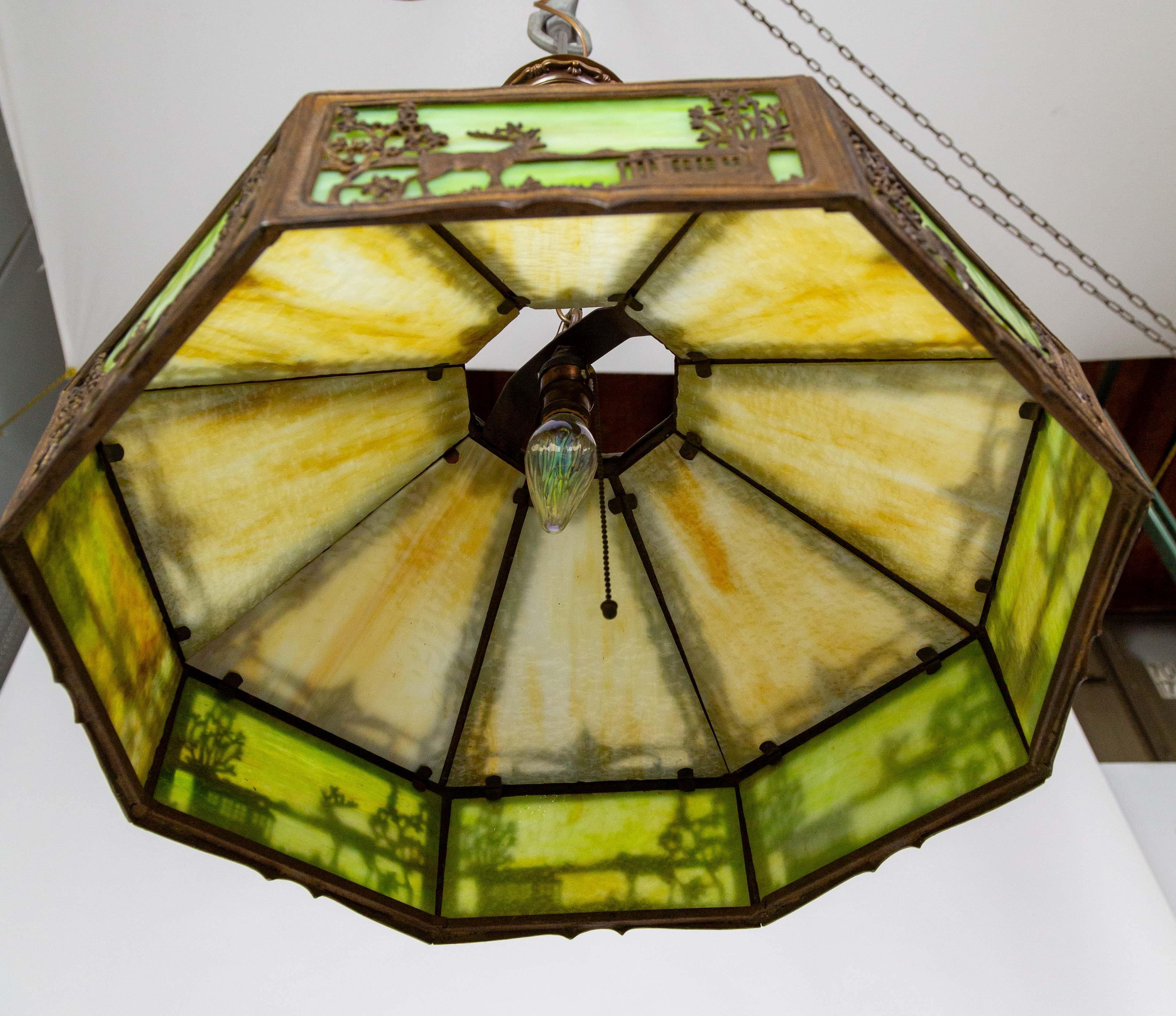 Lámpara colgante de cristal de escoria verde-ámbar pálido con adornos escénicos en venta 4