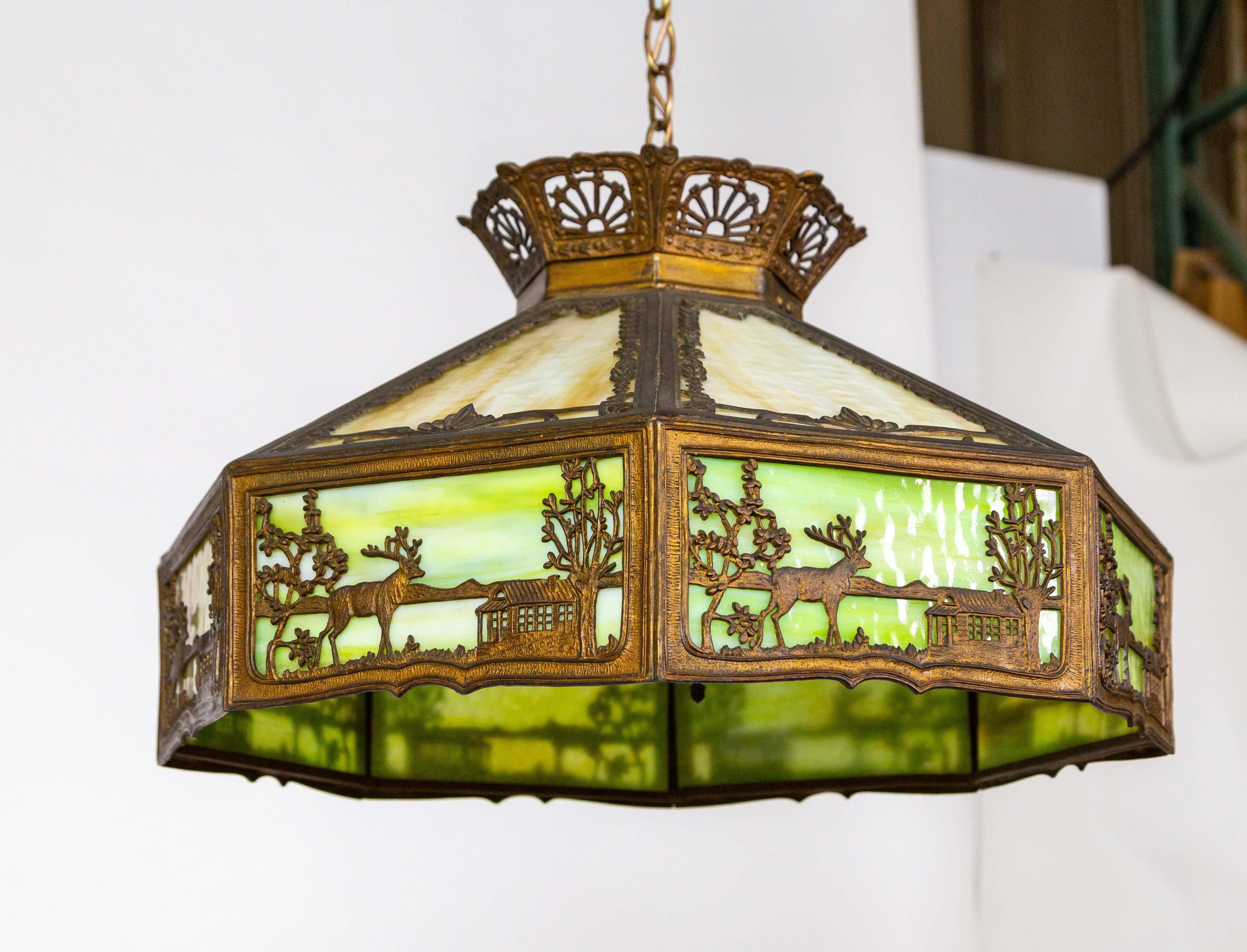 Lámpara colgante de cristal de escoria verde-ámbar pálido con adornos escénicos en venta 5