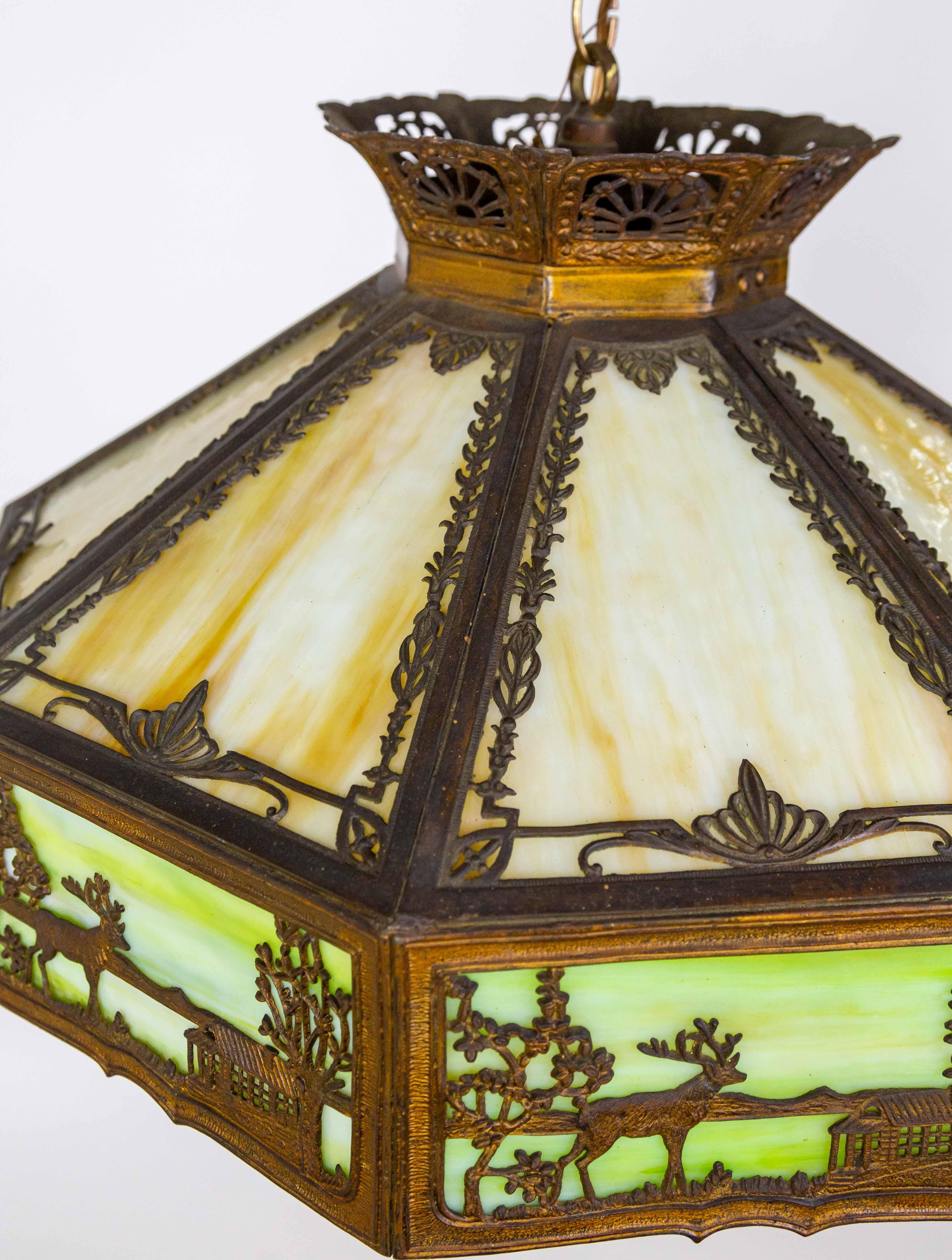 Lámpara colgante de cristal de escoria verde-ámbar pálido con adornos escénicos en venta 6
