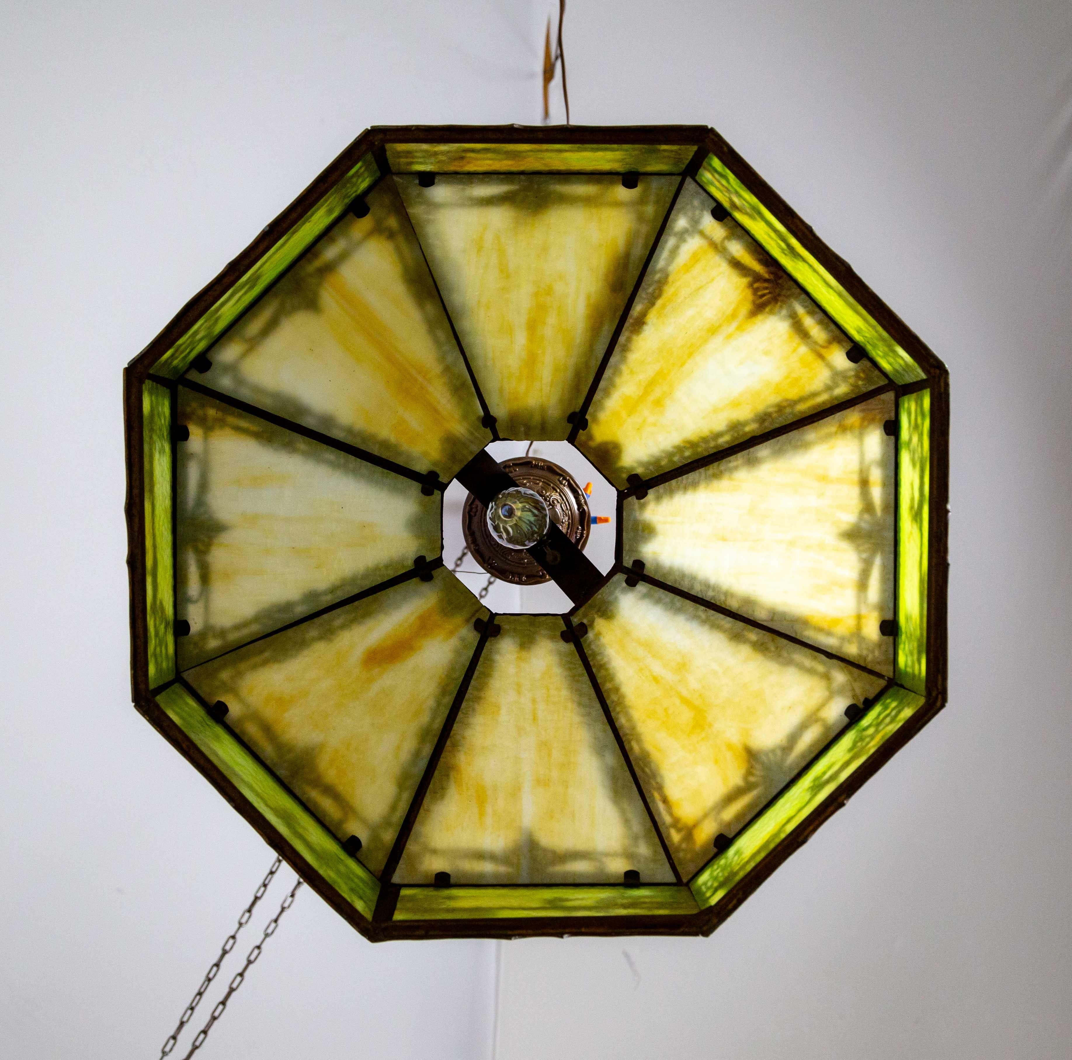 Lámpara colgante de cristal de escoria verde-ámbar pálido con adornos escénicos en venta 7