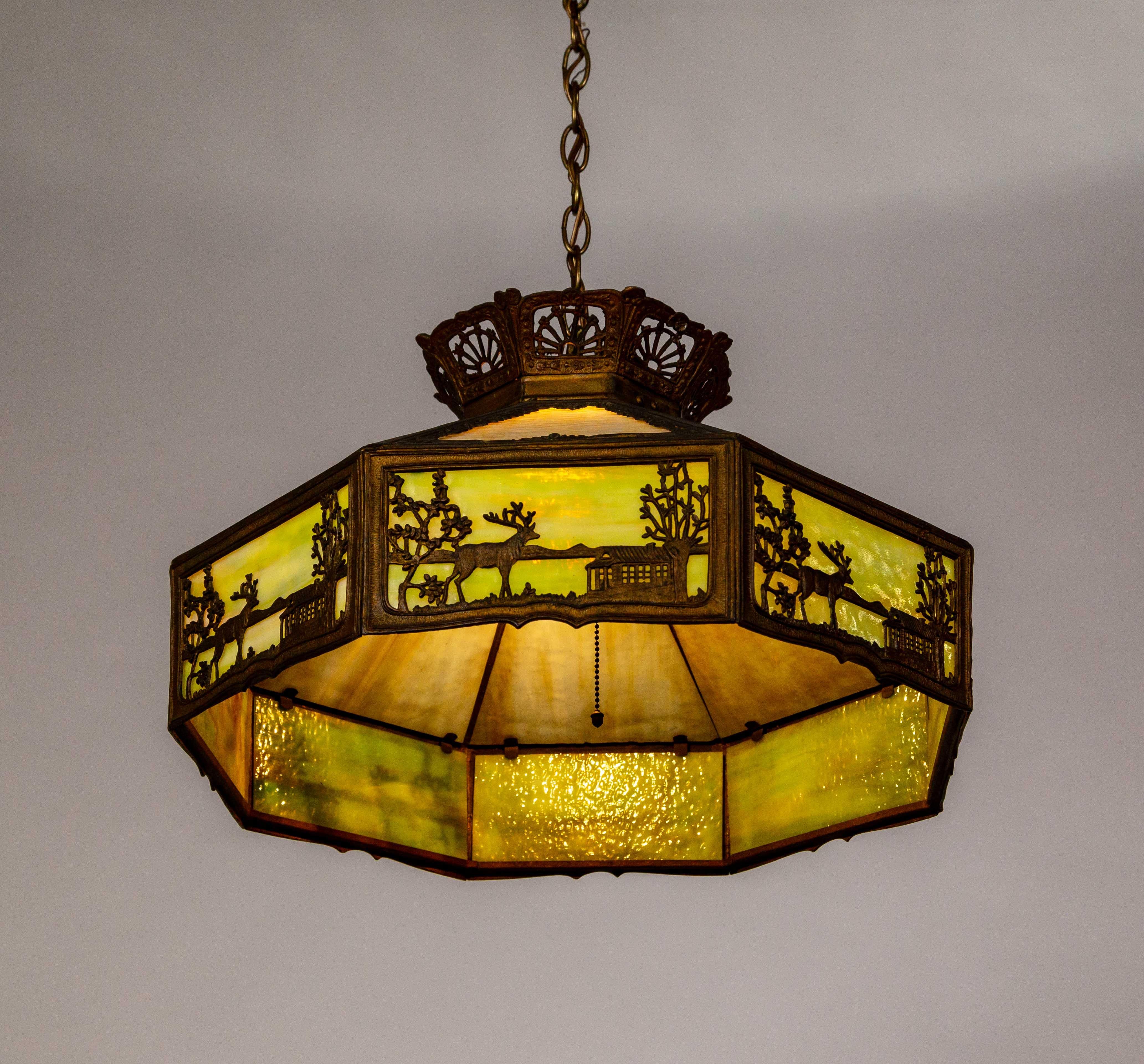 Lámpara colgante de cristal de escoria verde-ámbar pálido con adornos escénicos Artes y manualidades en venta