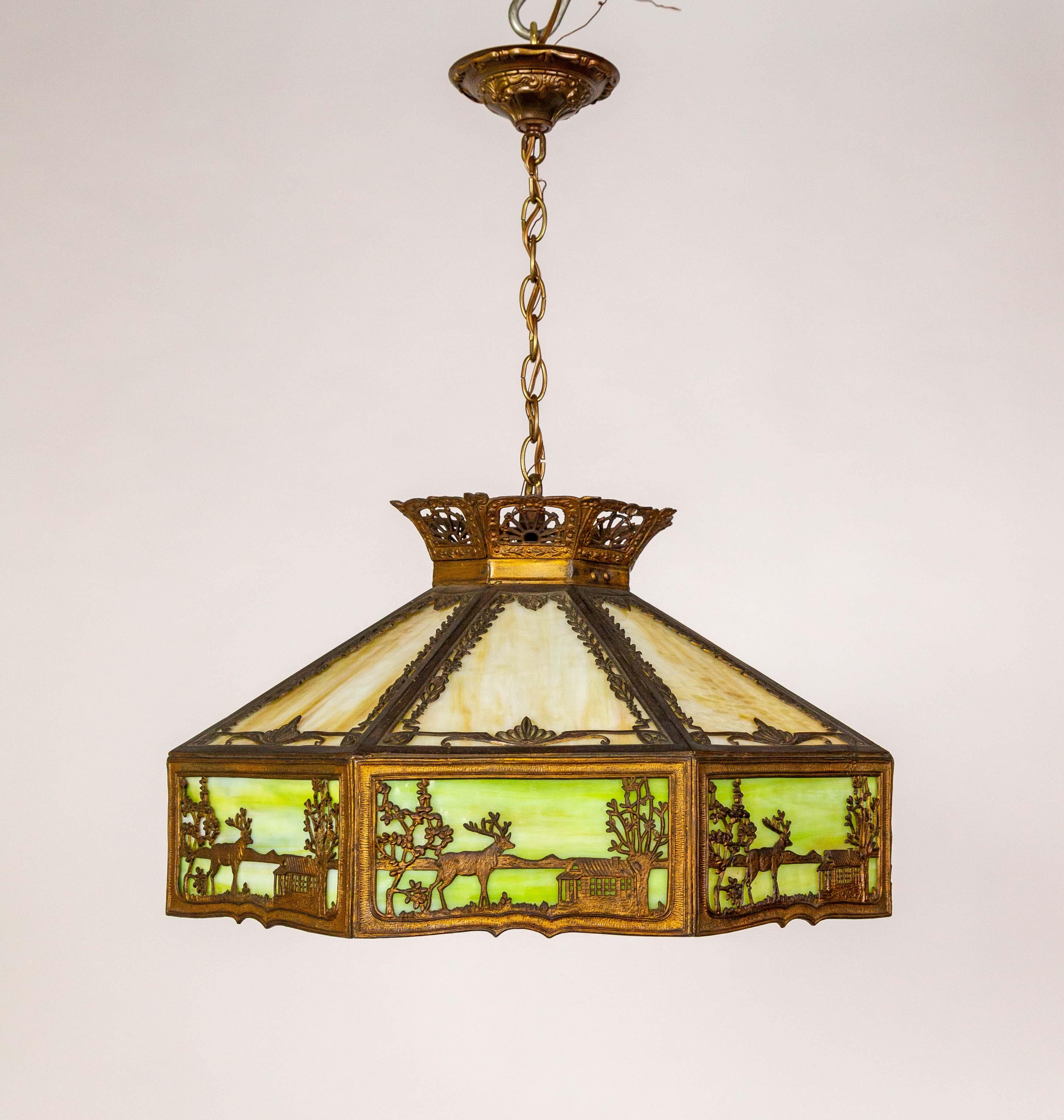Lámpara colgante de cristal de escoria verde-ámbar pálido con adornos escénicos en Bueno estado para la venta en San Francisco, CA