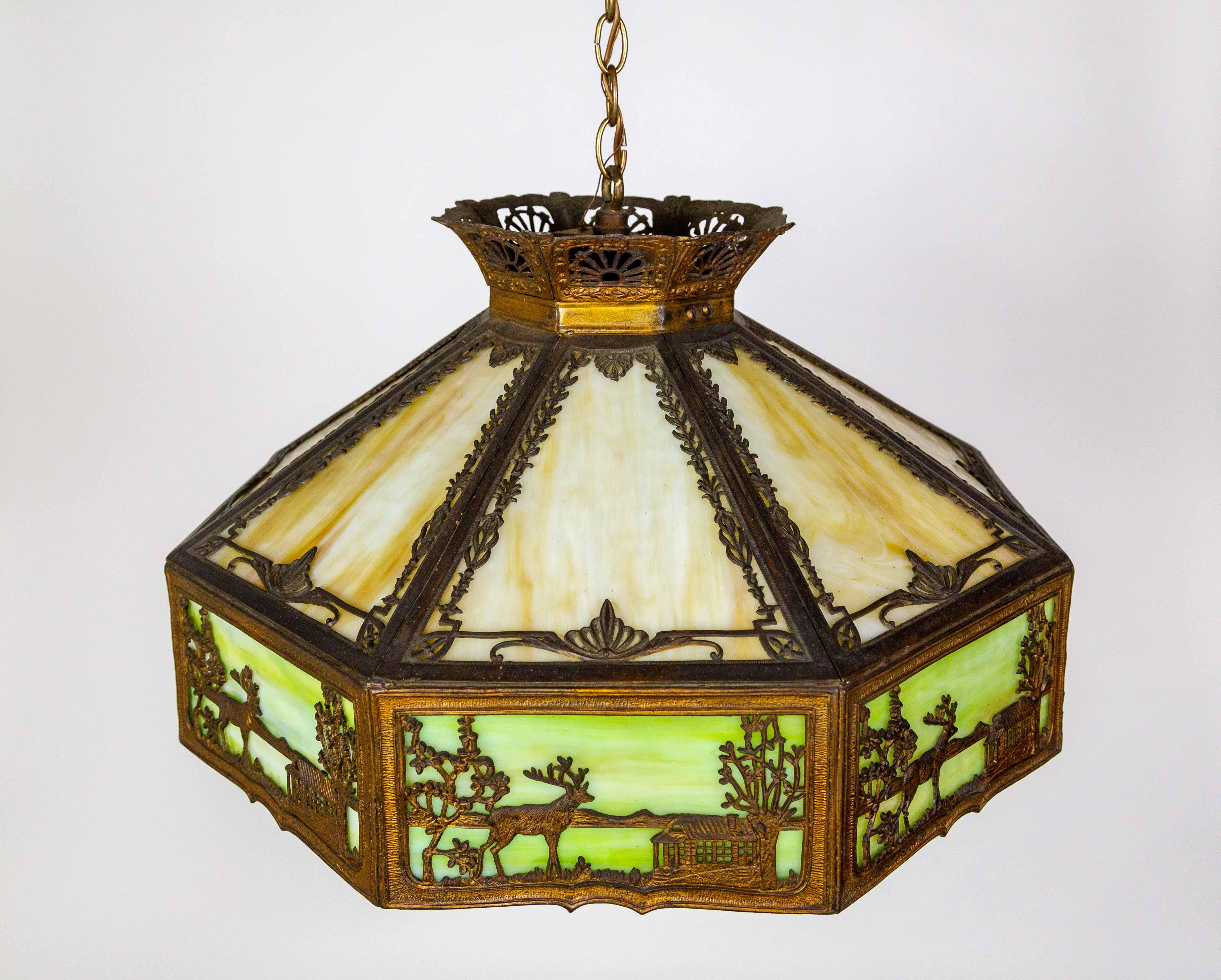 Lámpara colgante de cristal de escoria verde-ámbar pálido con adornos escénicos en venta 1