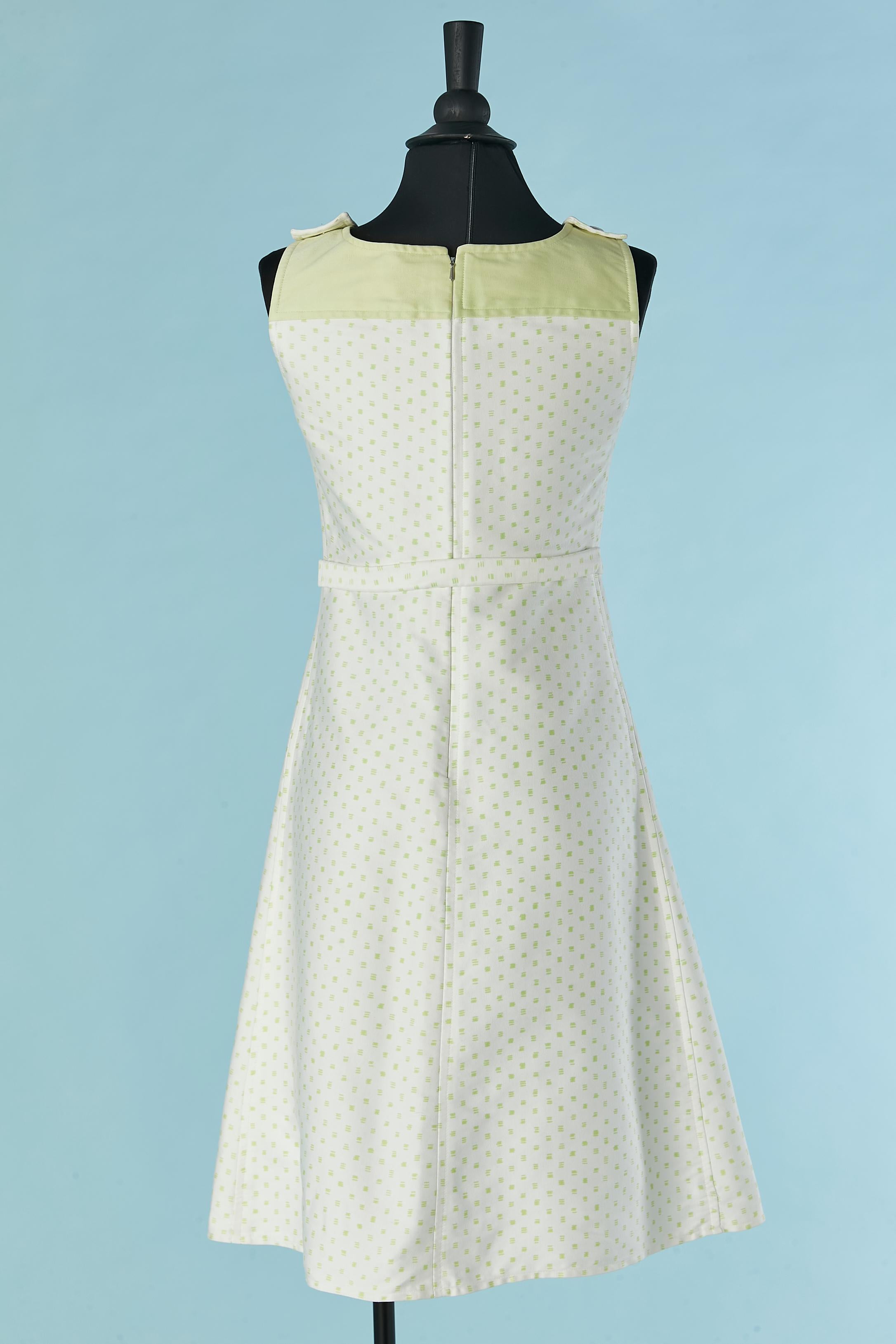 Robe de jour en coton imprimé vert pâle et blanc COURREGES Pour femmes en vente