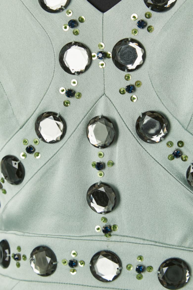 Robe de soirée vert pâle avec ornements en strass et traîne. Composition du tissu principal : 79% acétate, 21% rayonne. Composition de la doublure : 97% polyester, 3% élasthanne.
Soutien-gorge rembourré. Fermeture à glissière et crochet invisible au