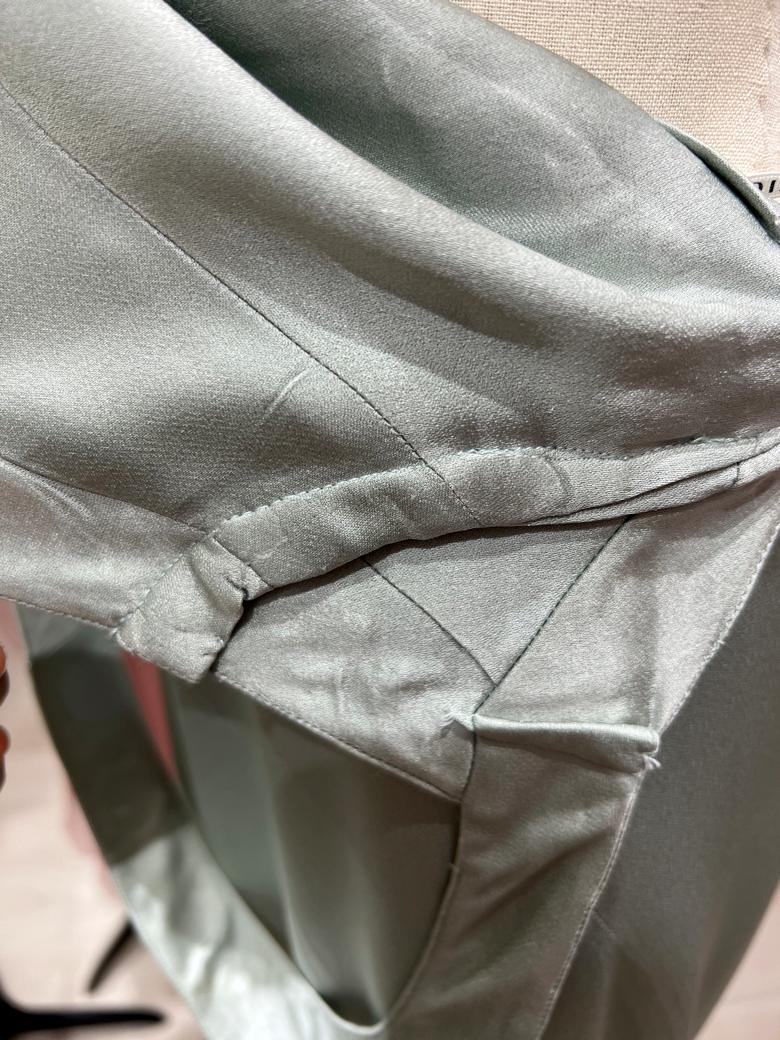 Robe de soirée vert pâle ornée de strass VERSACE COLLECTION en vente 4