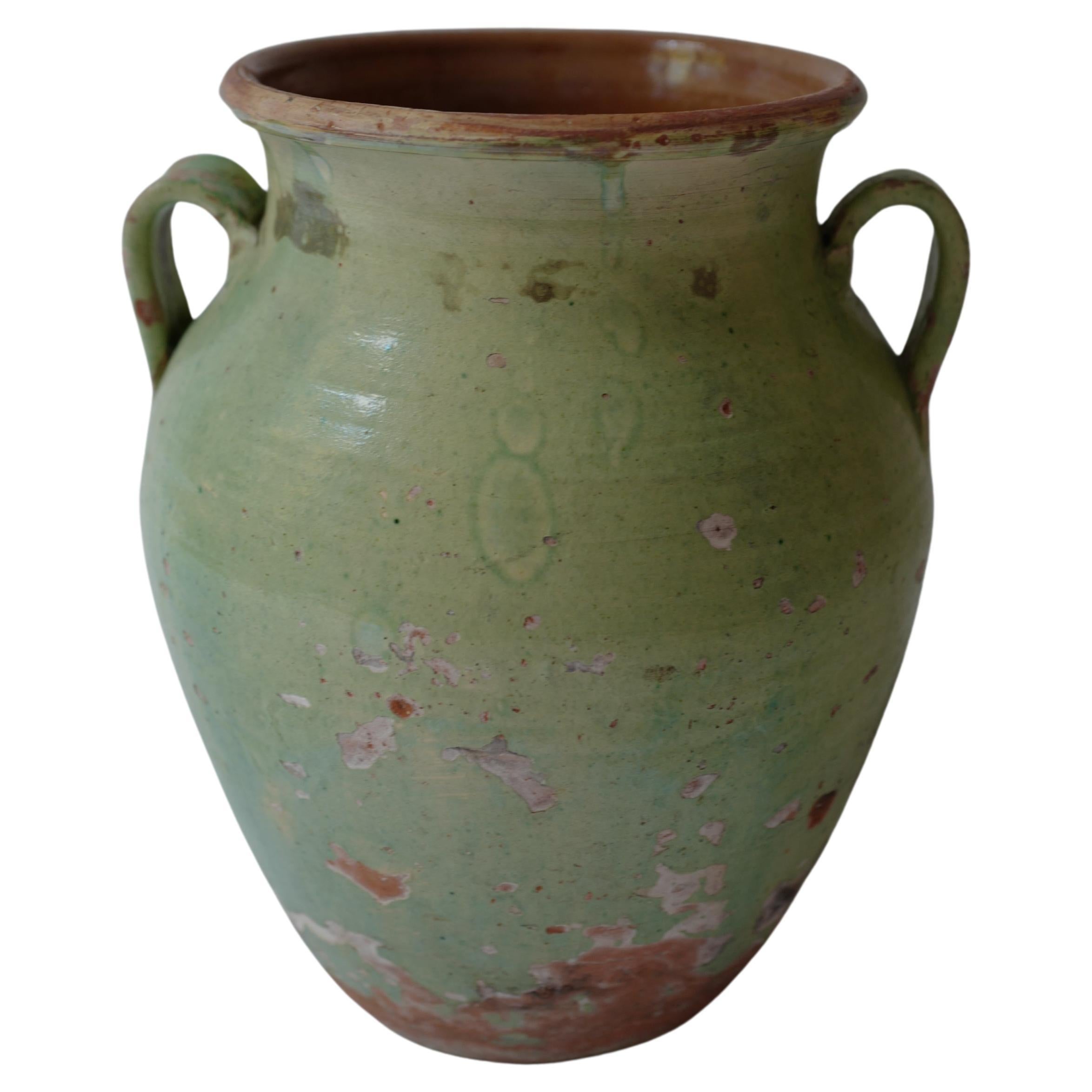 Raro vaso francese in terracotta smaltata di colore verde pallido con patina antica