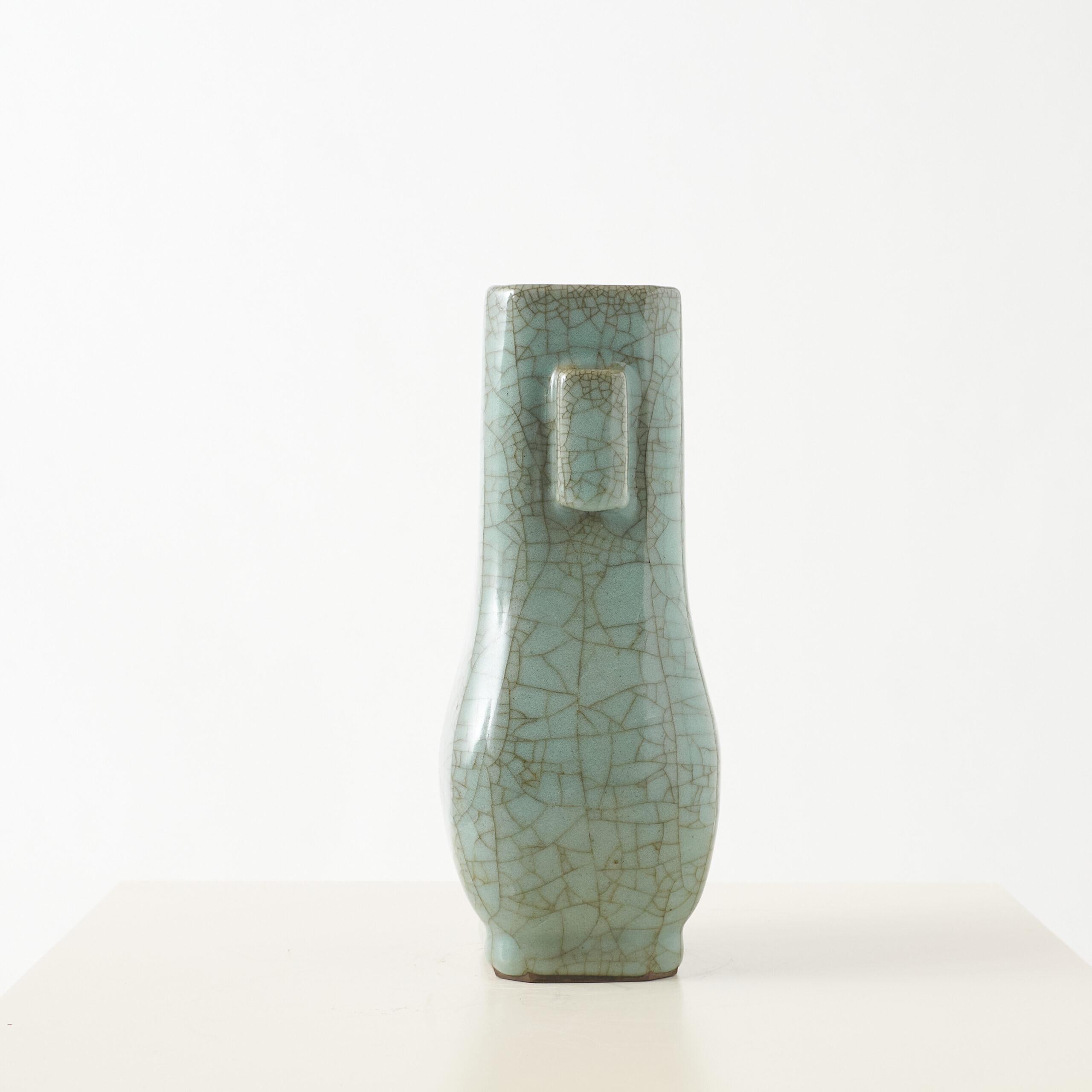 Blassgrüne Vase im Ge-Stil

Eine facettierte Vase in Form eines Fanghu mit zwei Henkeln im Ge-Stil. Die Vase weist eine blassgrüne Glasur auf, die durch die für die Geyao-Ware typische Craquelé-Oberfläche hervorgehoben wird und an den