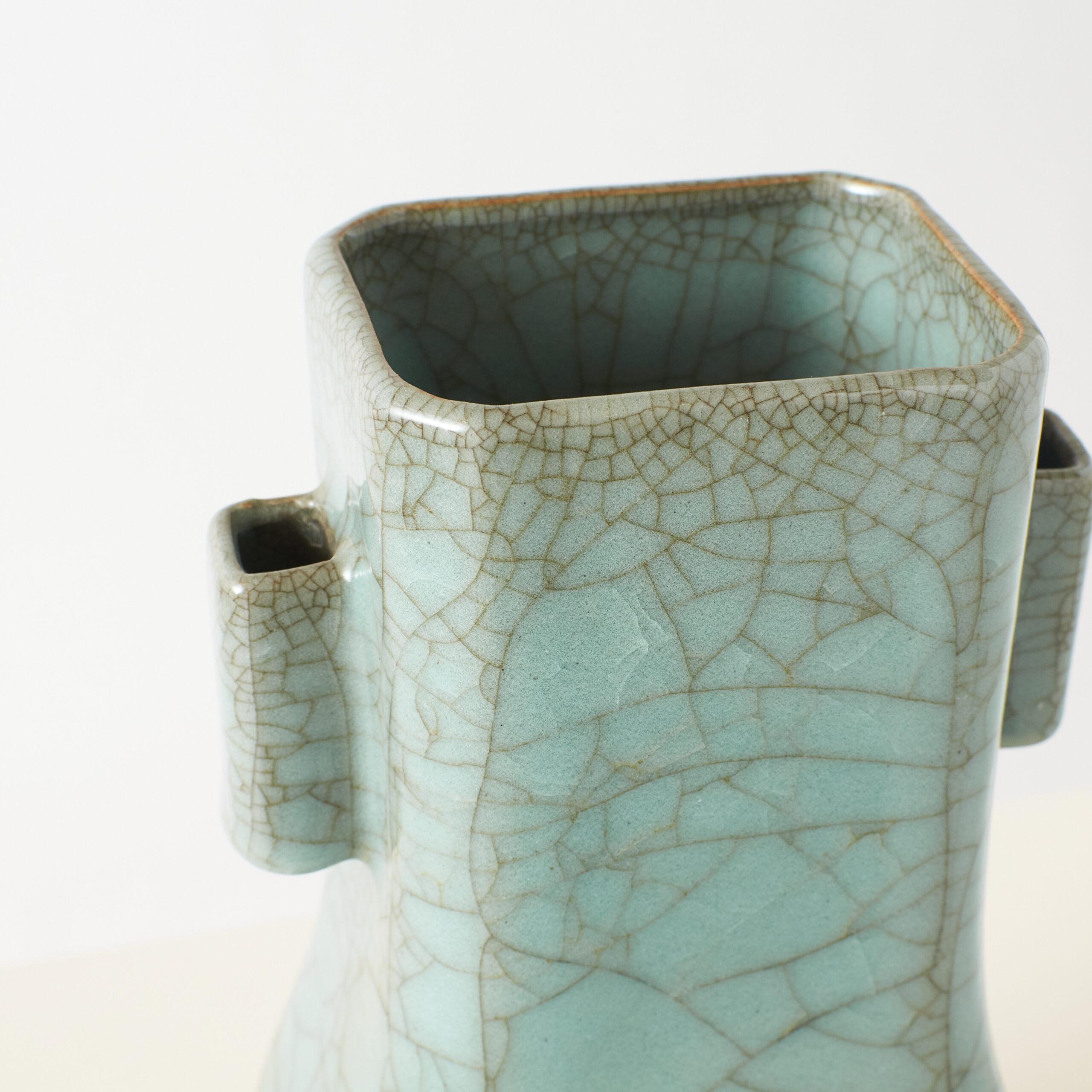 Blassgrüne Vase im Ge-Stil (Glasiert) im Angebot