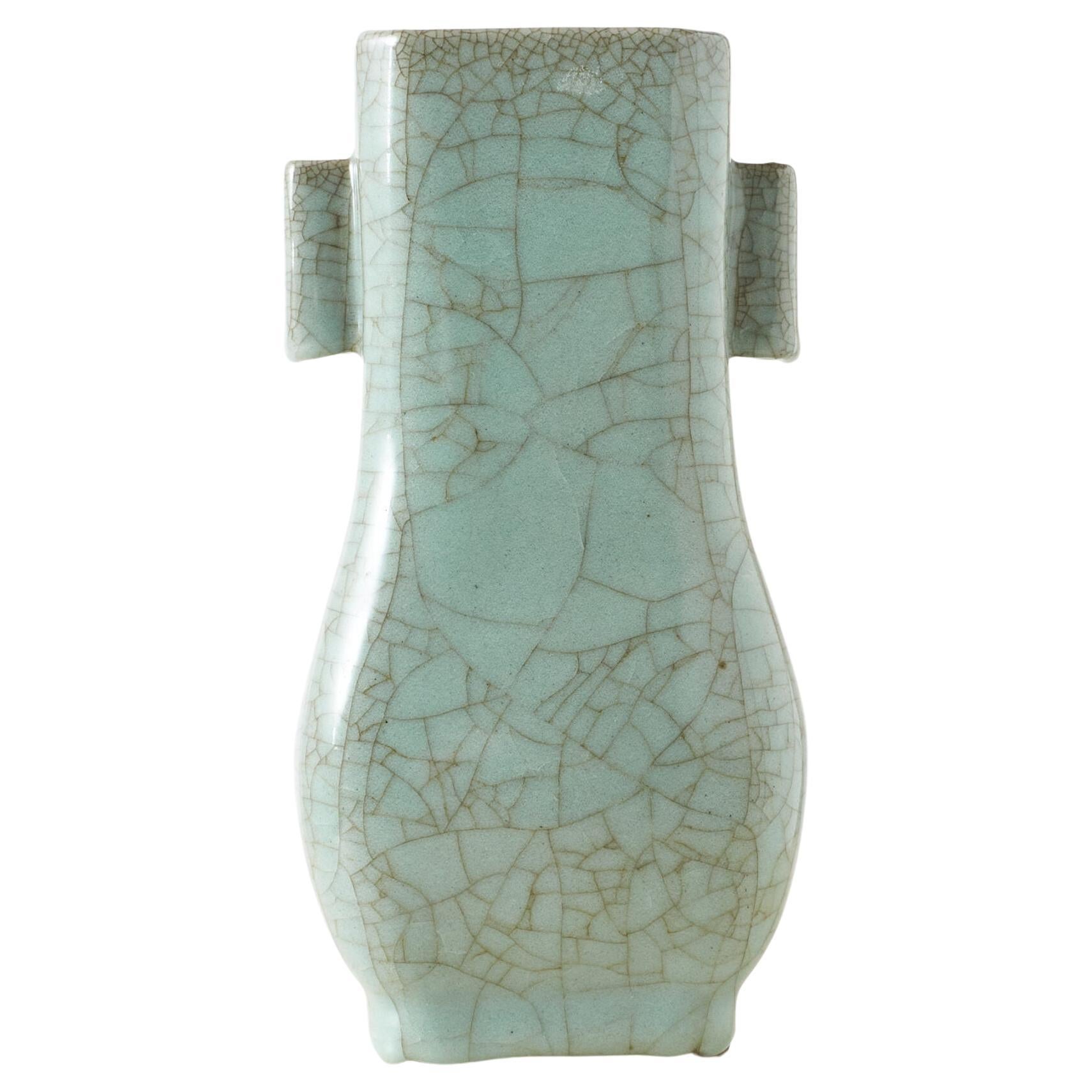 Blassgrüne Vase im Ge-Stil im Angebot