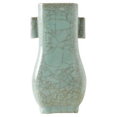 Blassgrüne Vase im Ge-Stil