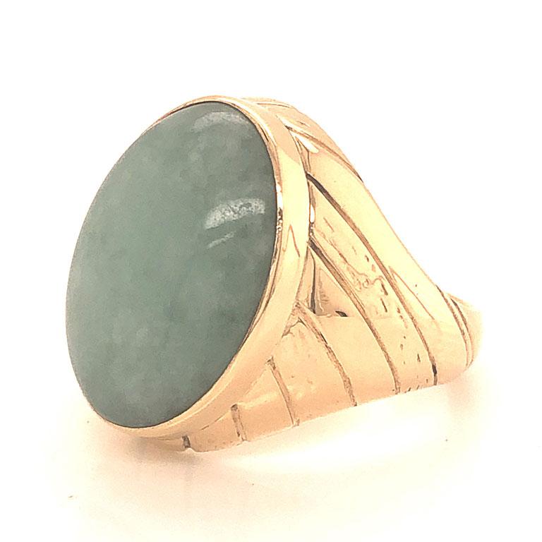 Pale Green Jade Ring ~14 carats in 14k Yellow Gold In Good Condition For Sale In Honolulu, HI